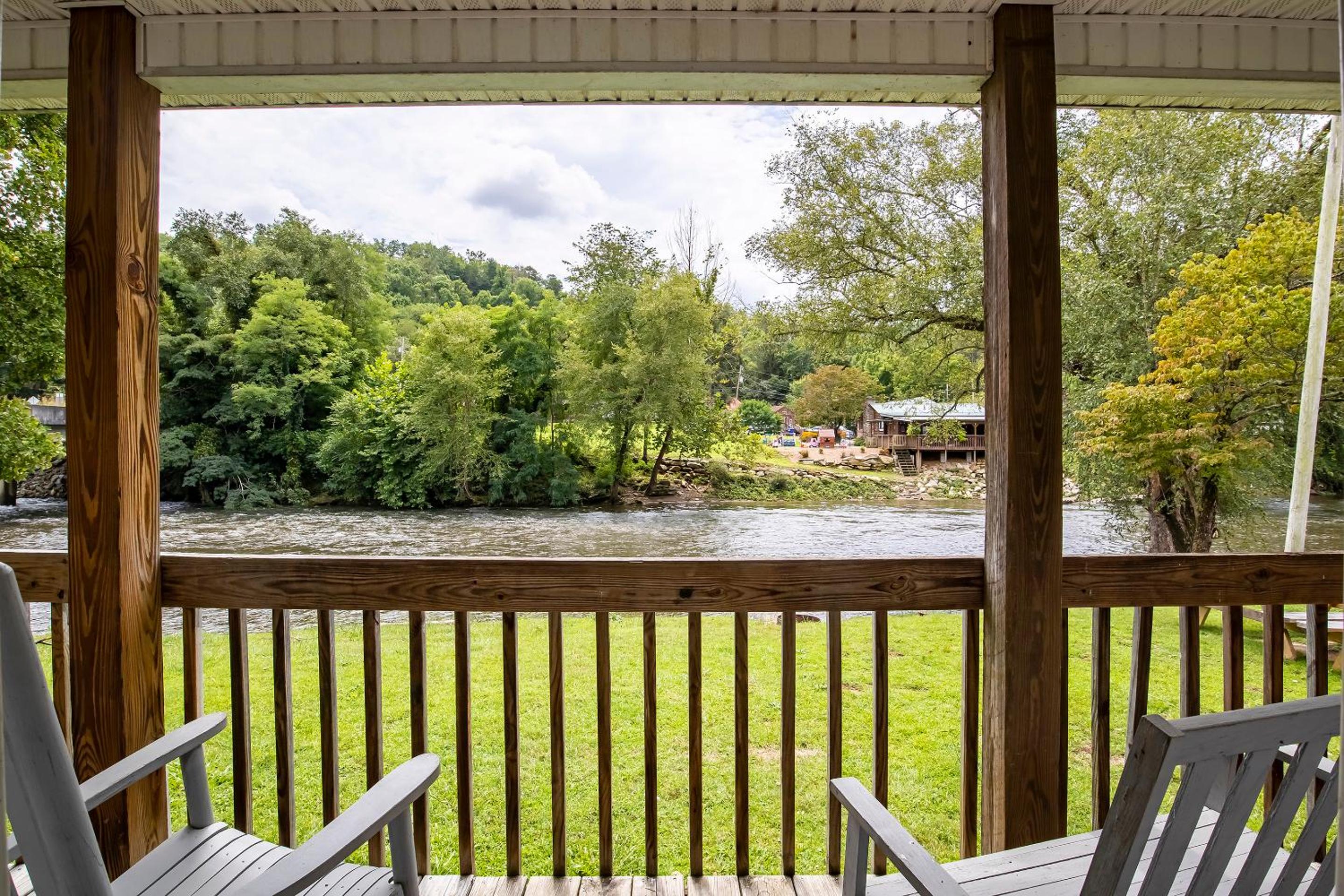 2 Queen Beds with River View - Photo 7