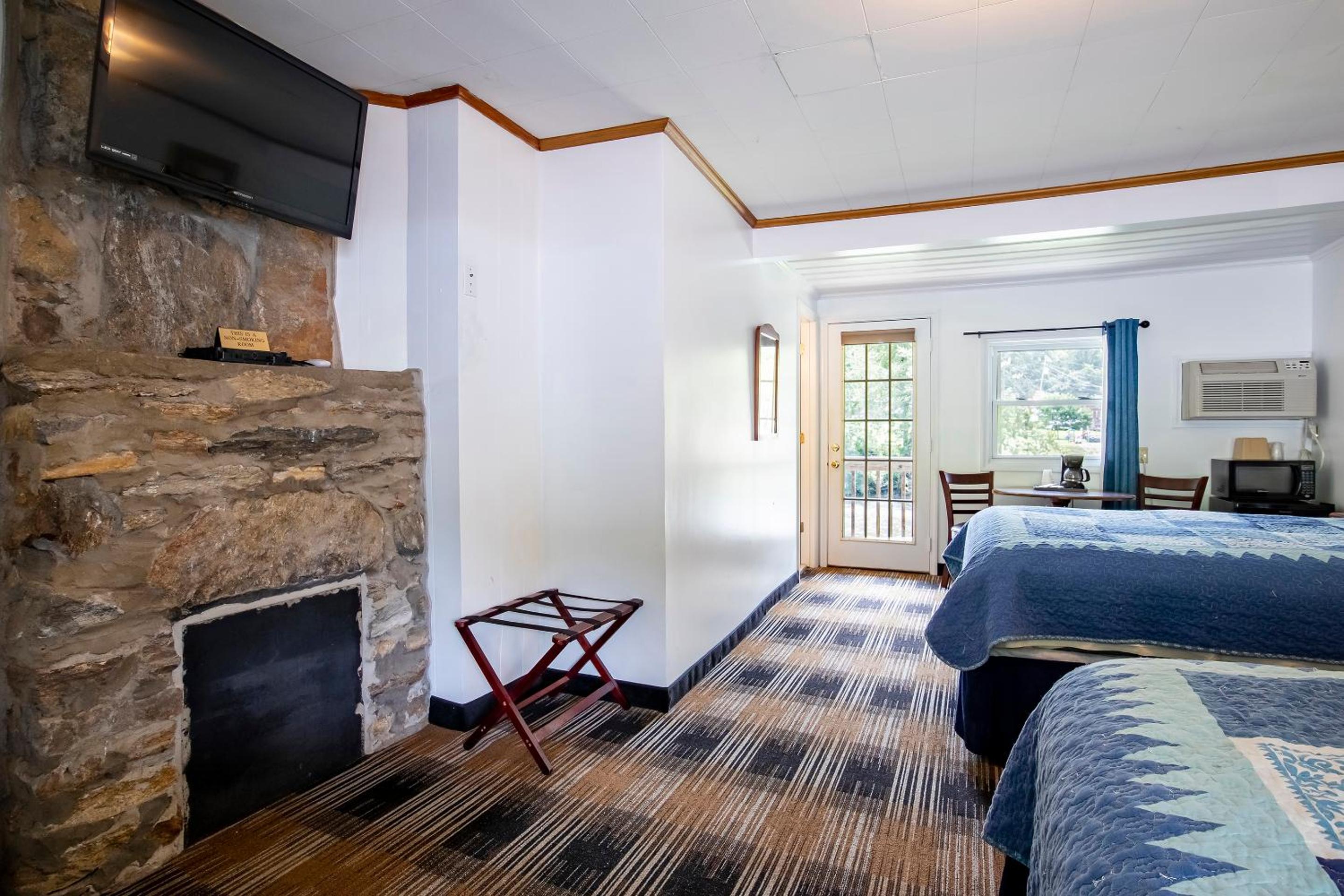 2 Queen Beds with River View - Photo 5