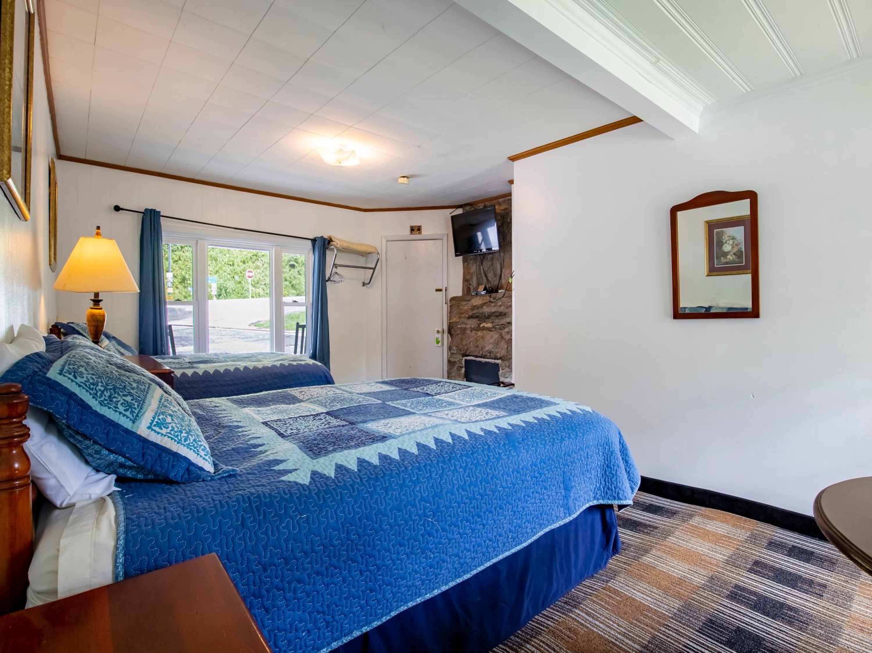 2 Queen Beds with River View - Photo 4