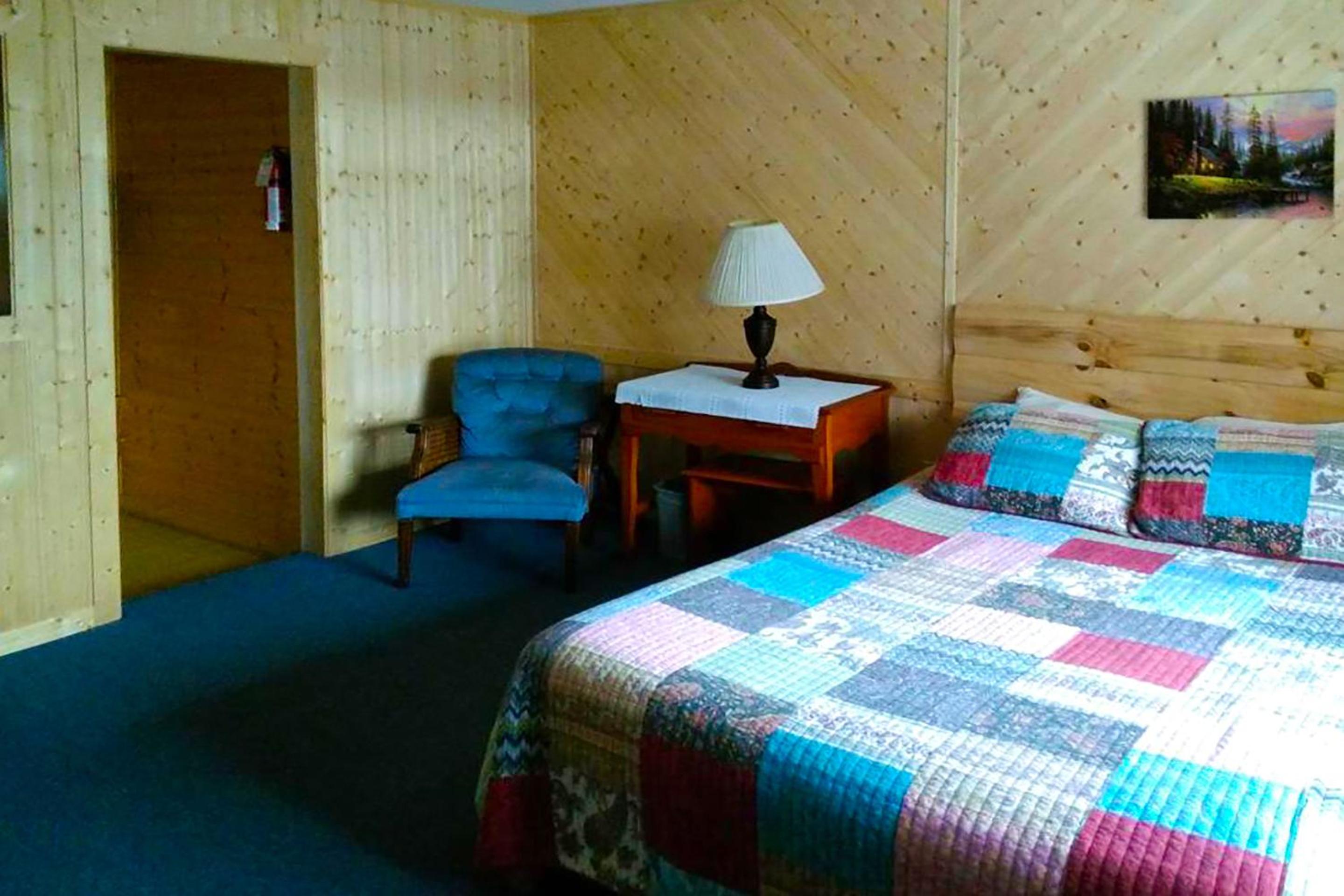 King Bed with River View - Photo 3