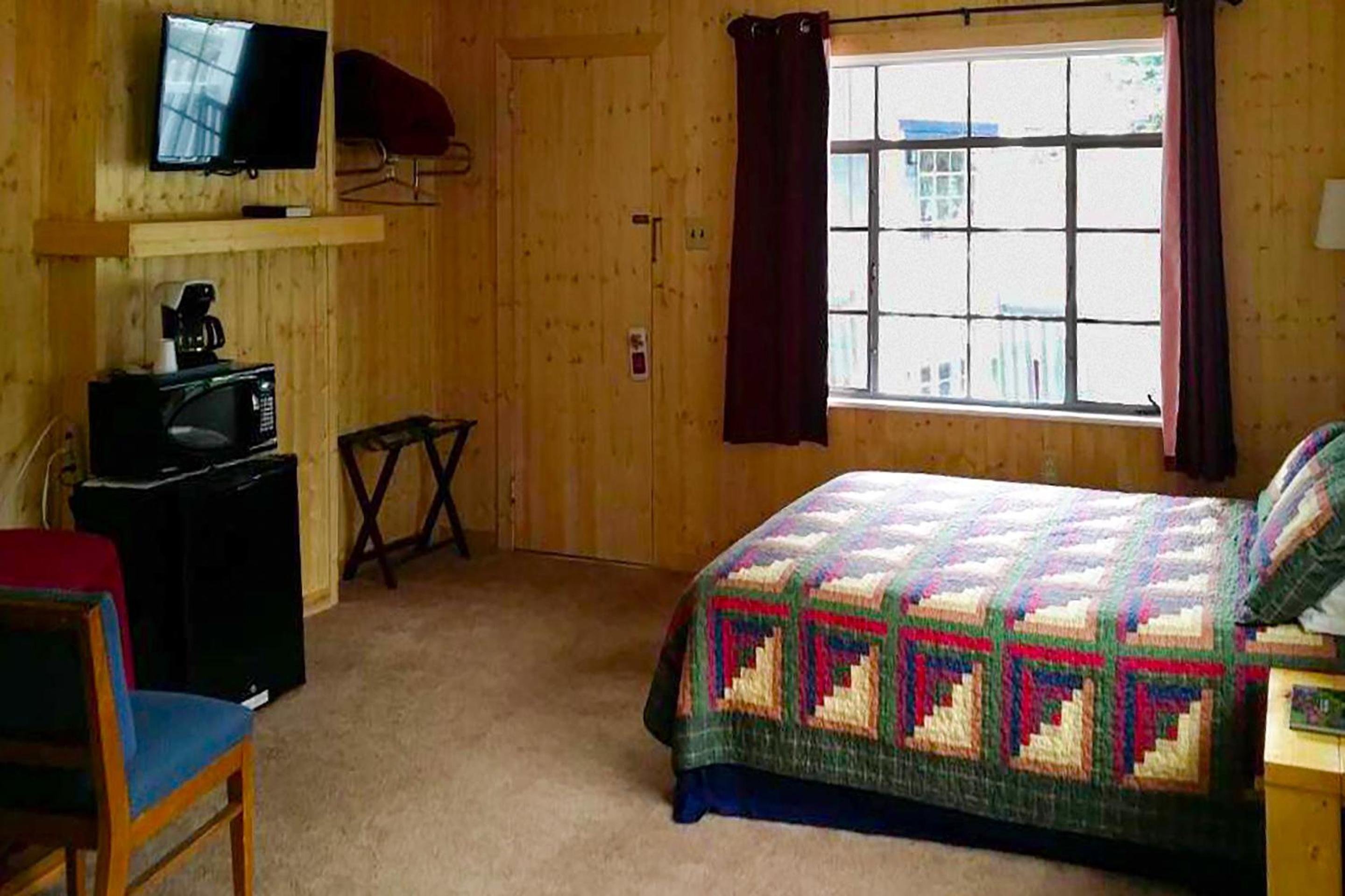 King Bed with River View - Photo 2