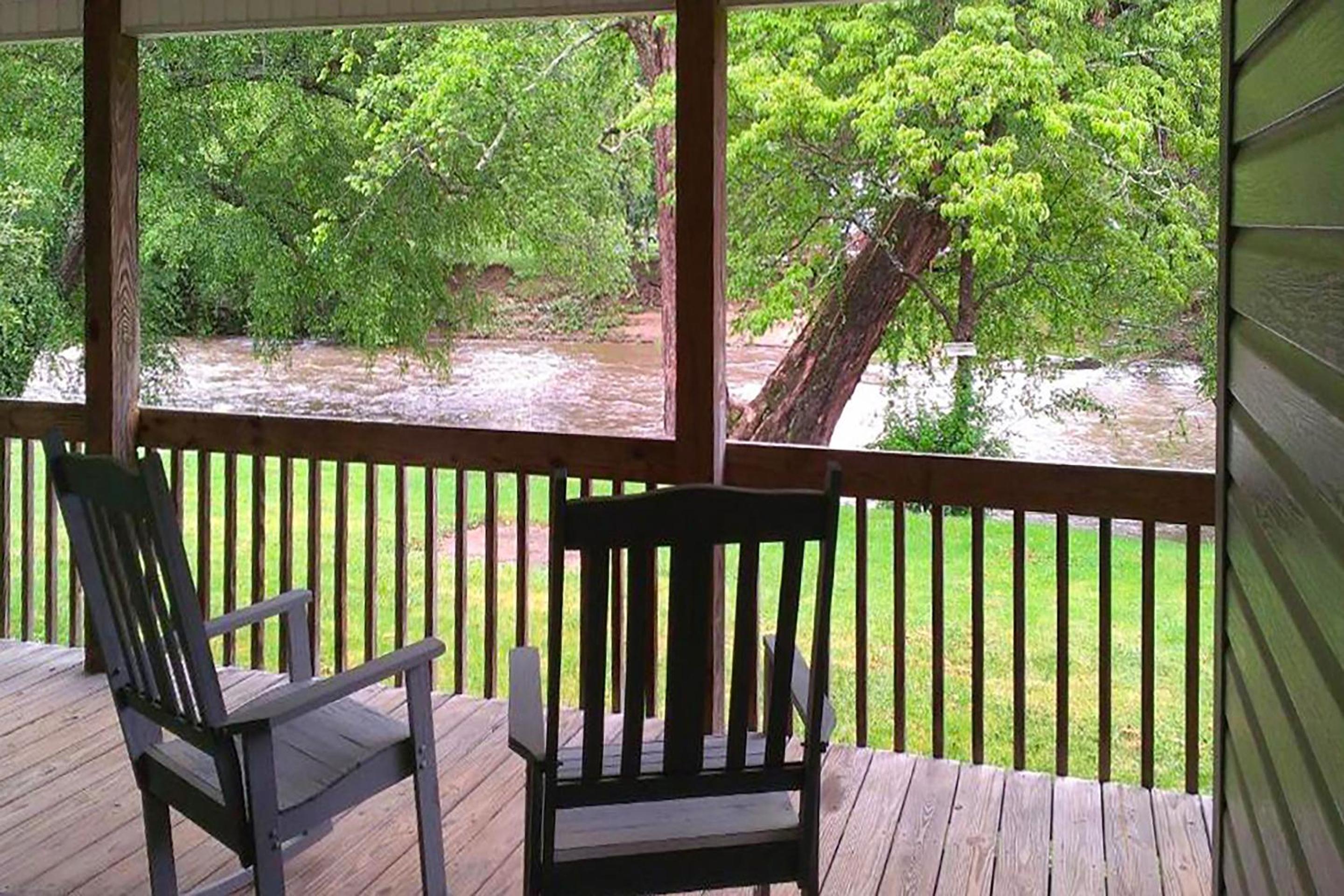 King Bed with River View - Photo 4