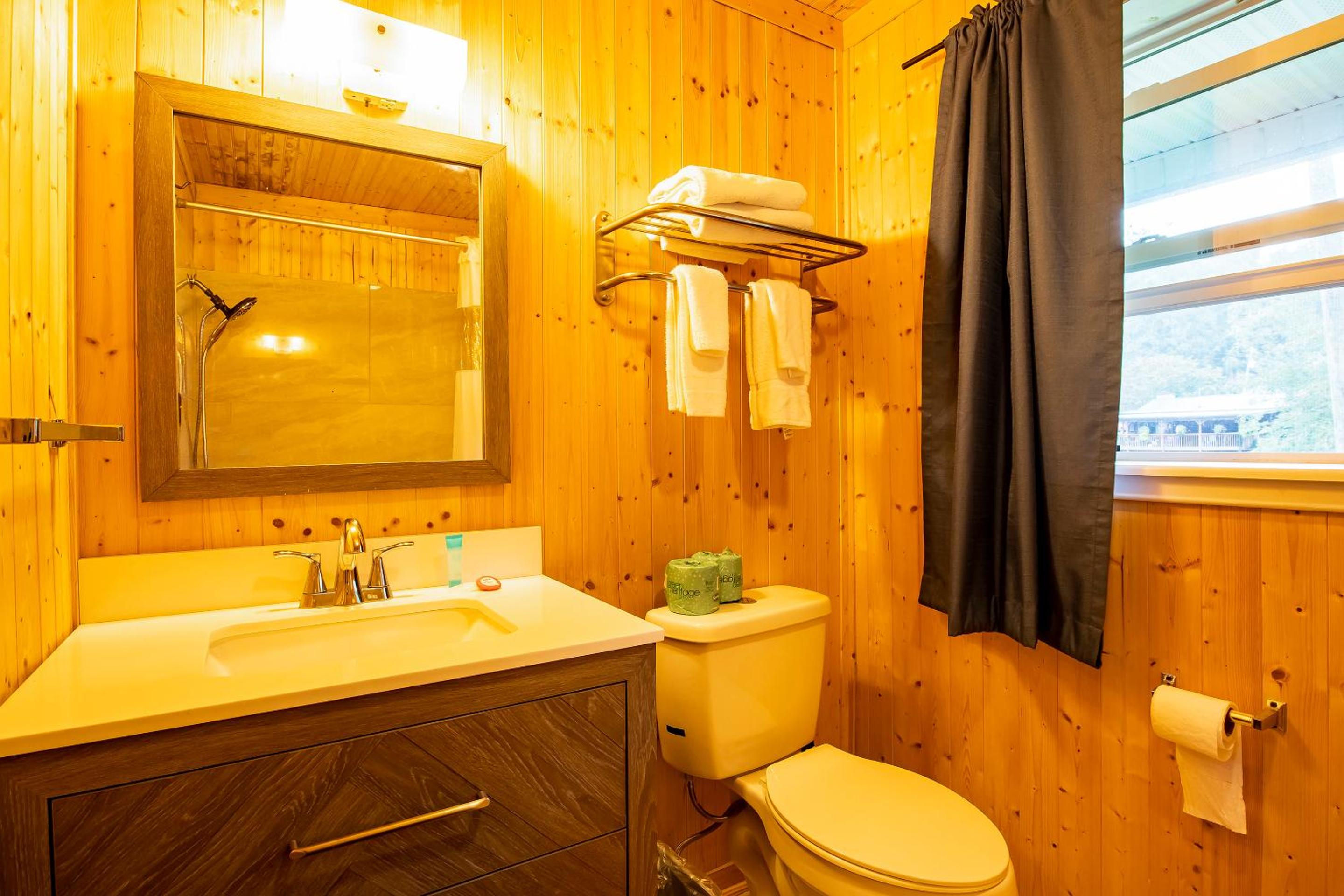 Queen Room - RiverFront - Photo 6