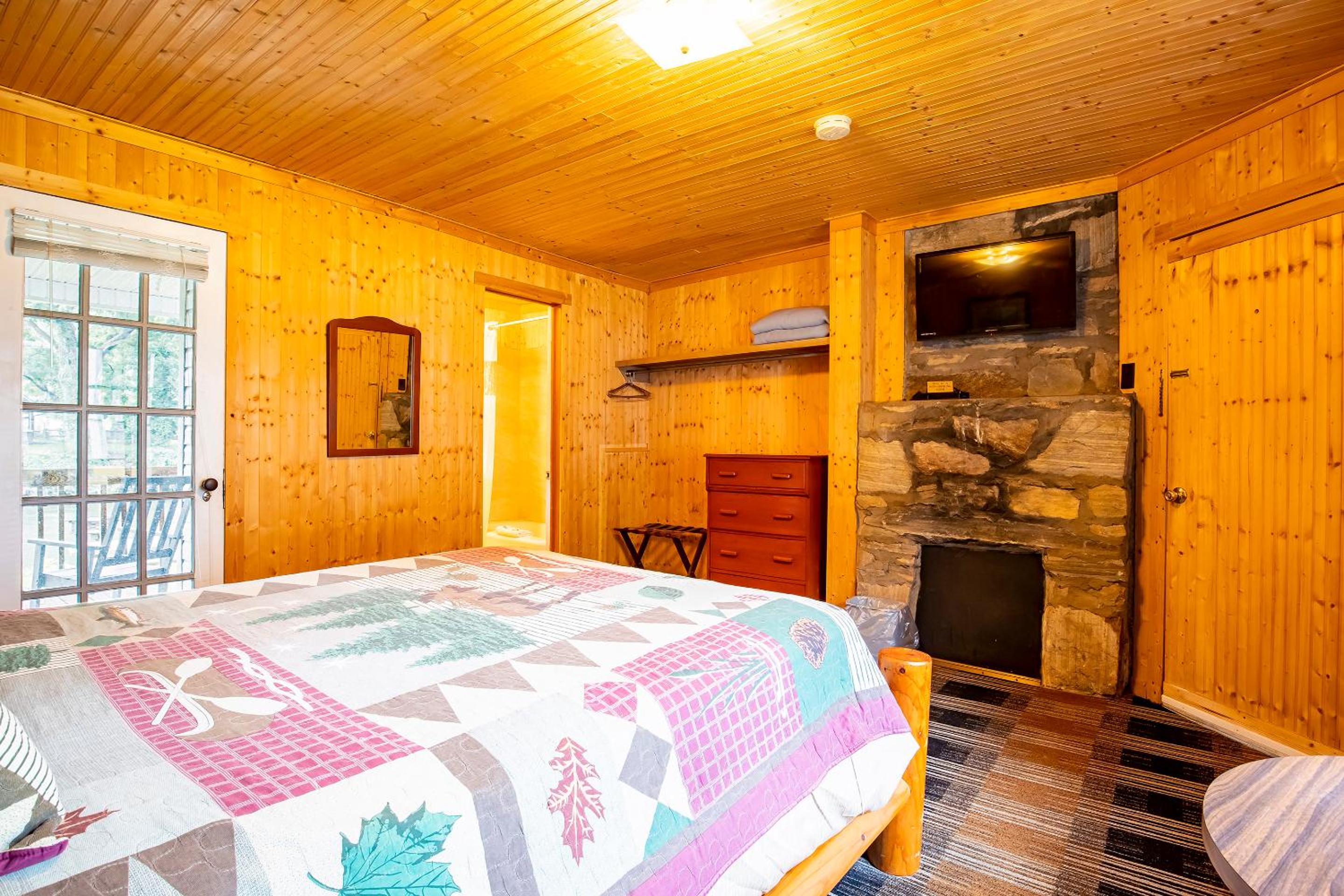 Queen Room - RiverFront - Photo 4