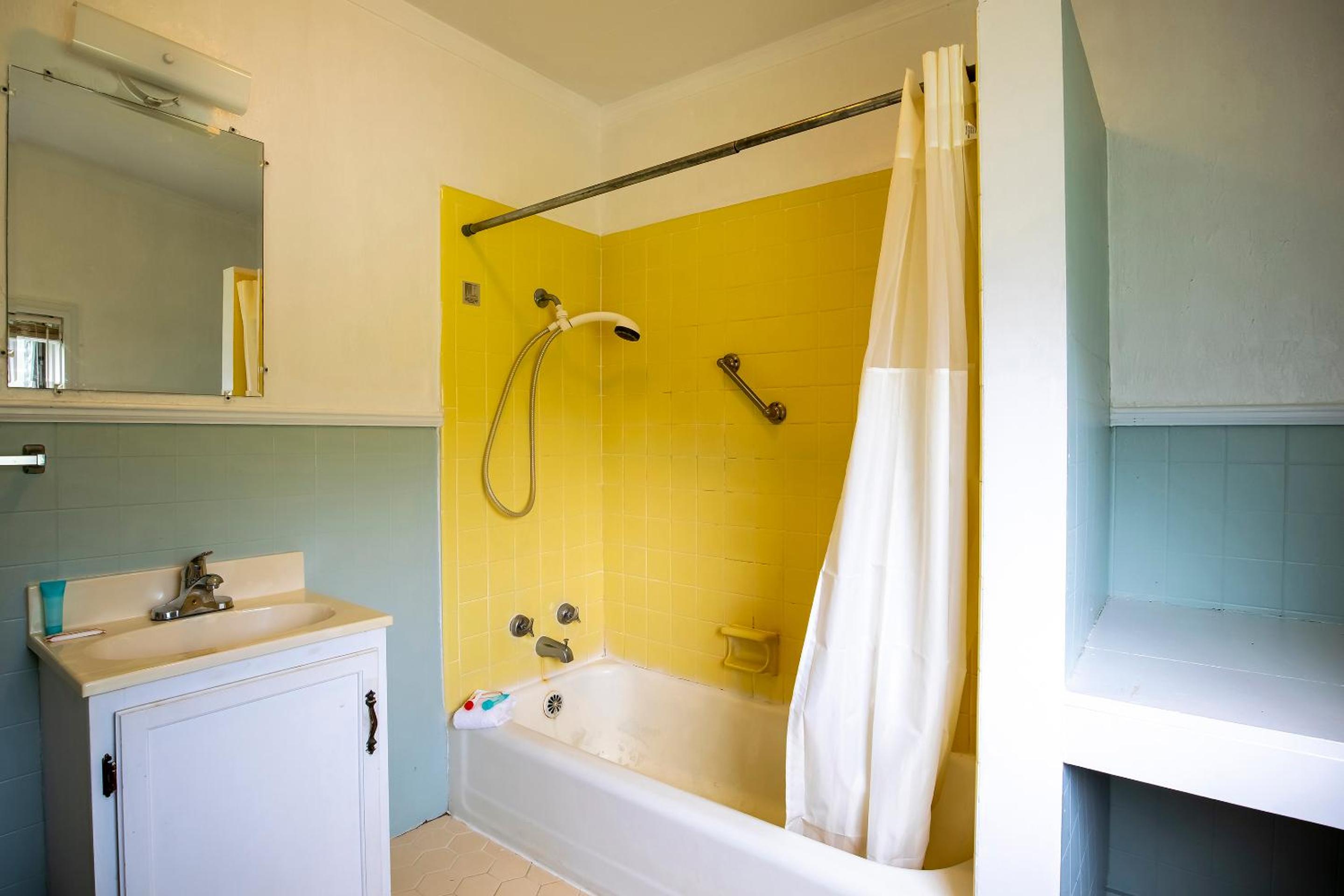 1 Queen and 1 Twin Room with Kitchenette - Photo 10