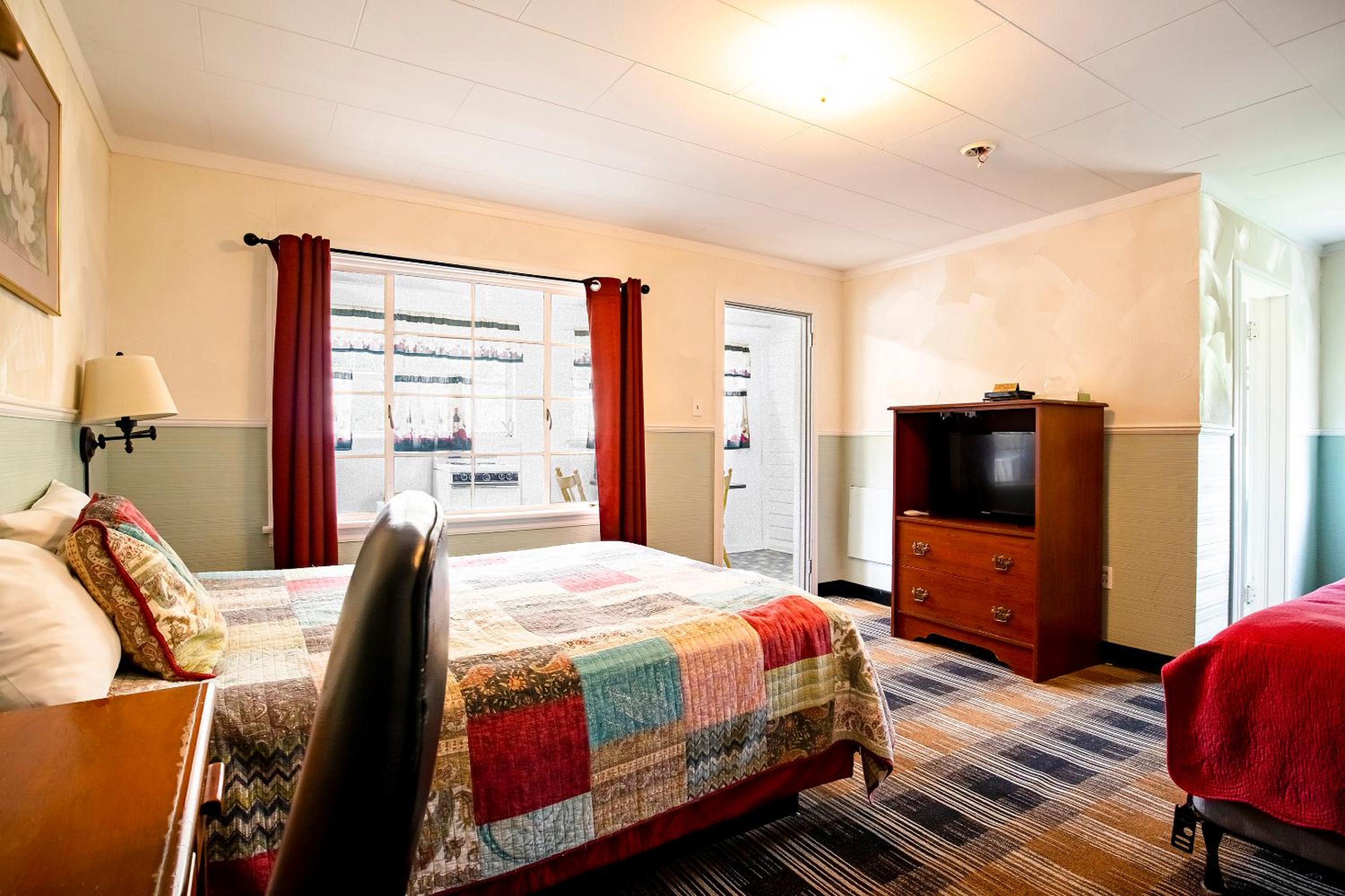 1 Queen and 1 Twin Room with Kitchenette - Photo 3