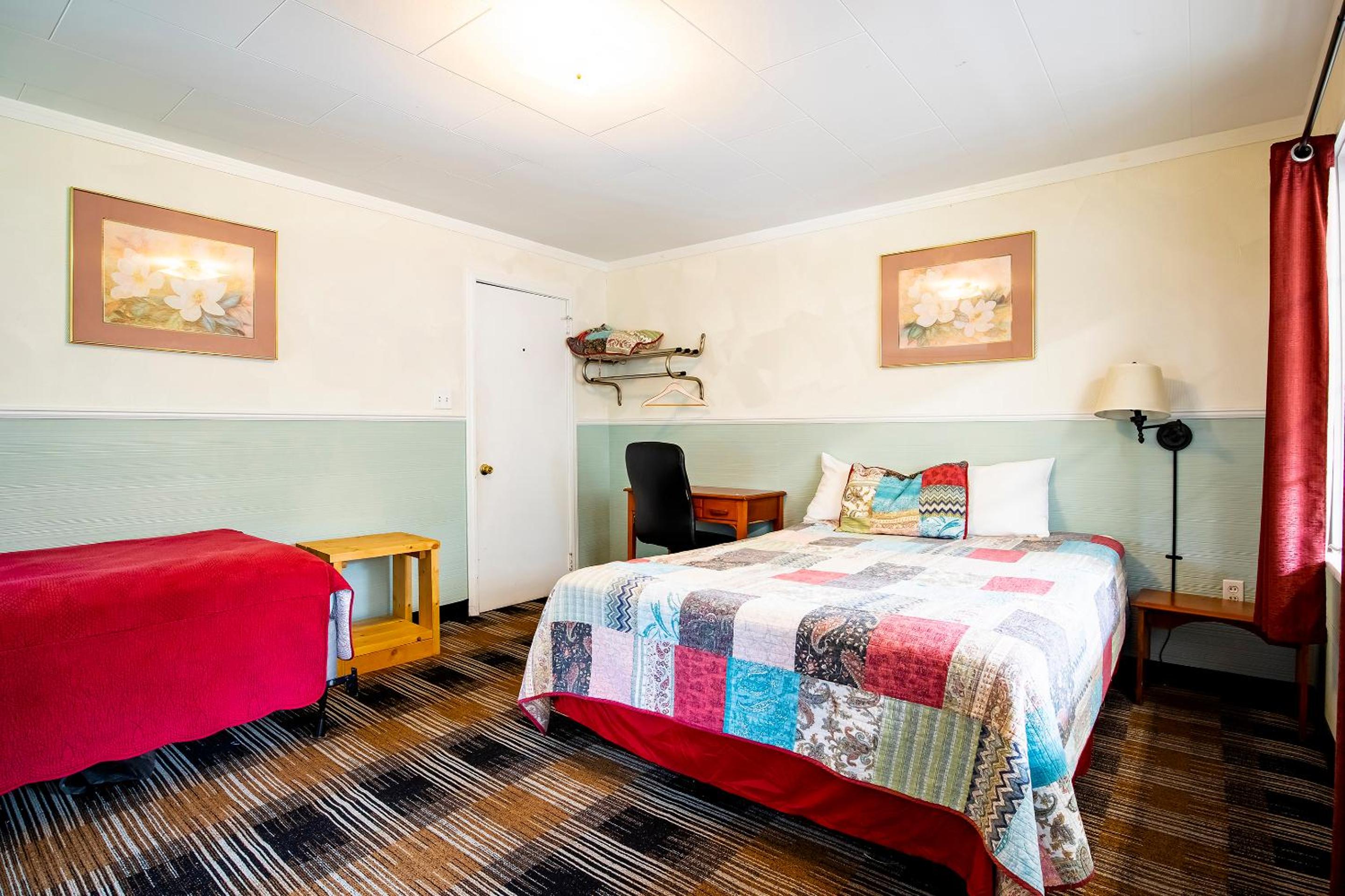 1 Queen and 1 Twin Room with Kitchenette - Photo 1