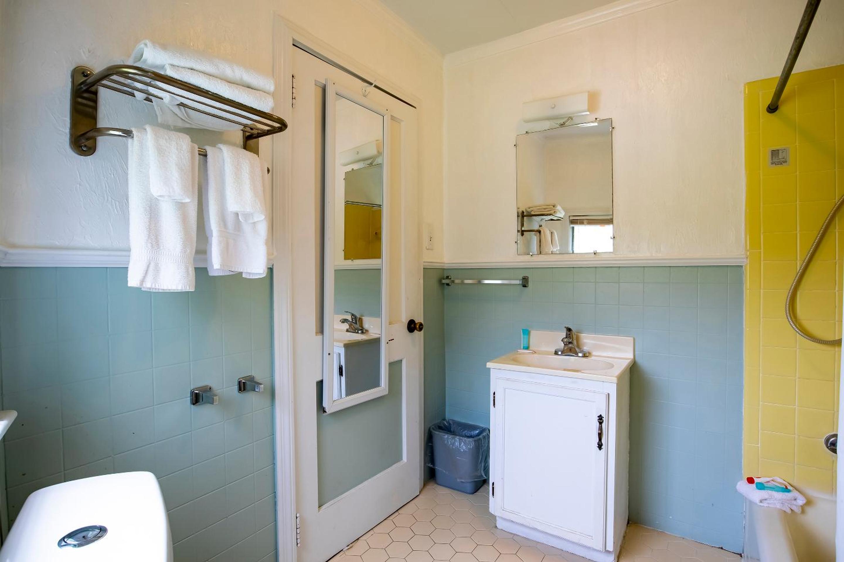 1 Queen and 1 Twin Room with Kitchenette - Photo 9