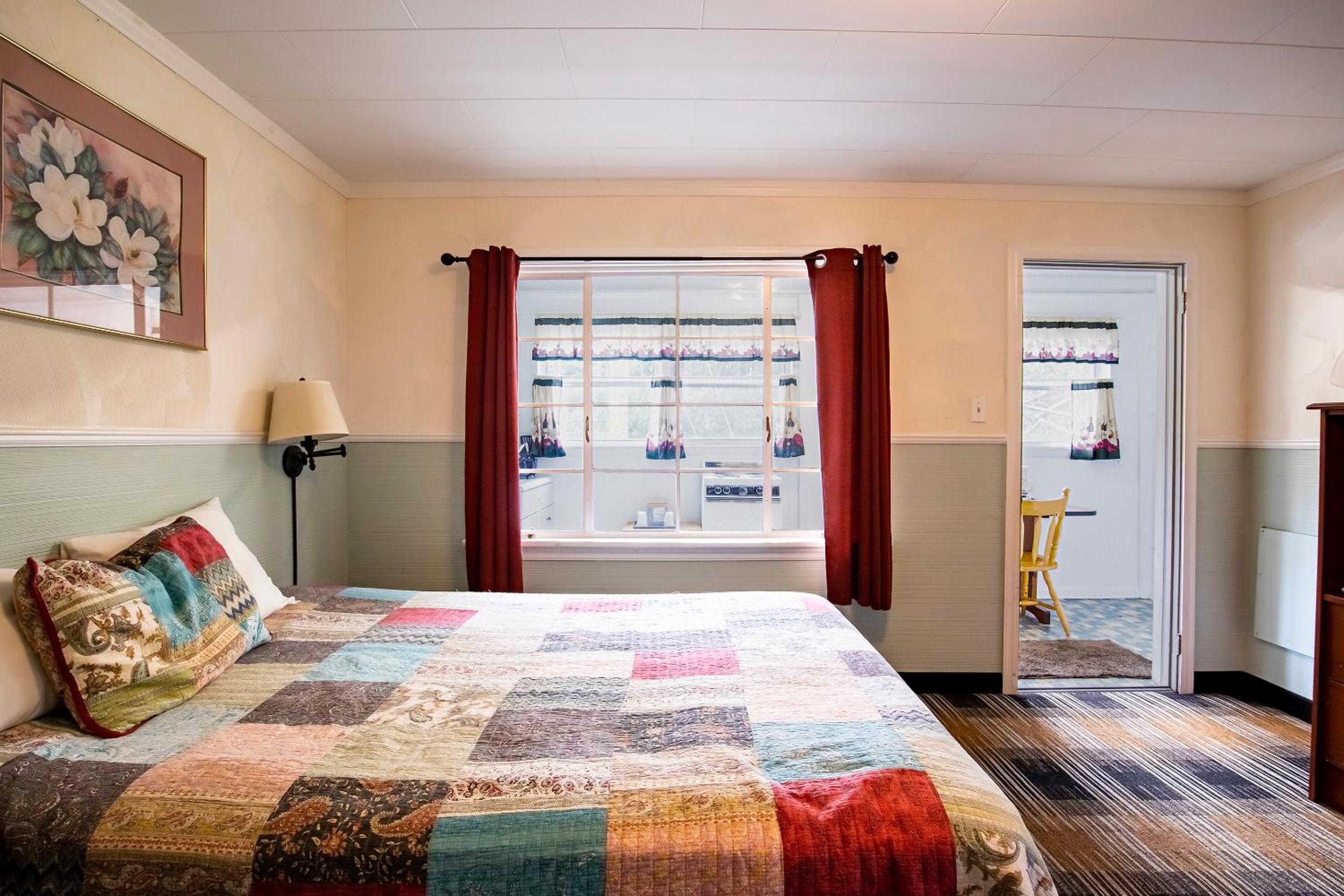 1 Queen and 1 Twin Room with Kitchenette - Photo 2