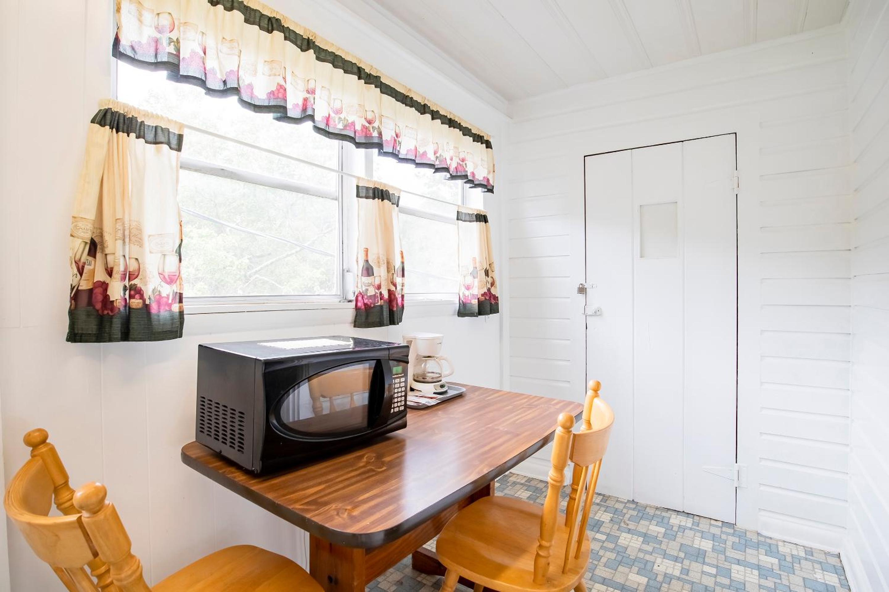 1 Queen and 1 Twin Room with Kitchenette - Photo 8