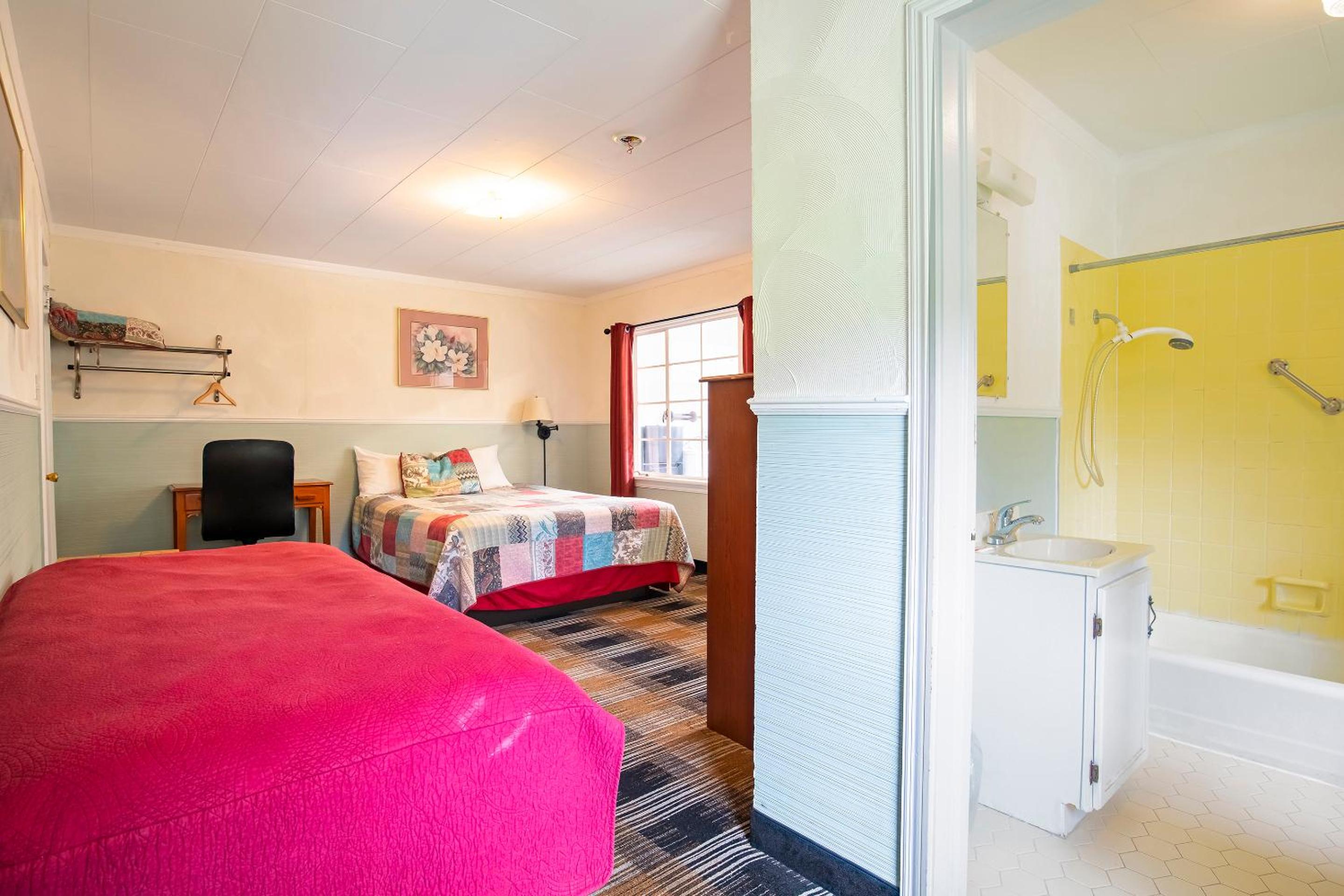 1 Queen and 1 Twin Room with Kitchenette - Photo 5