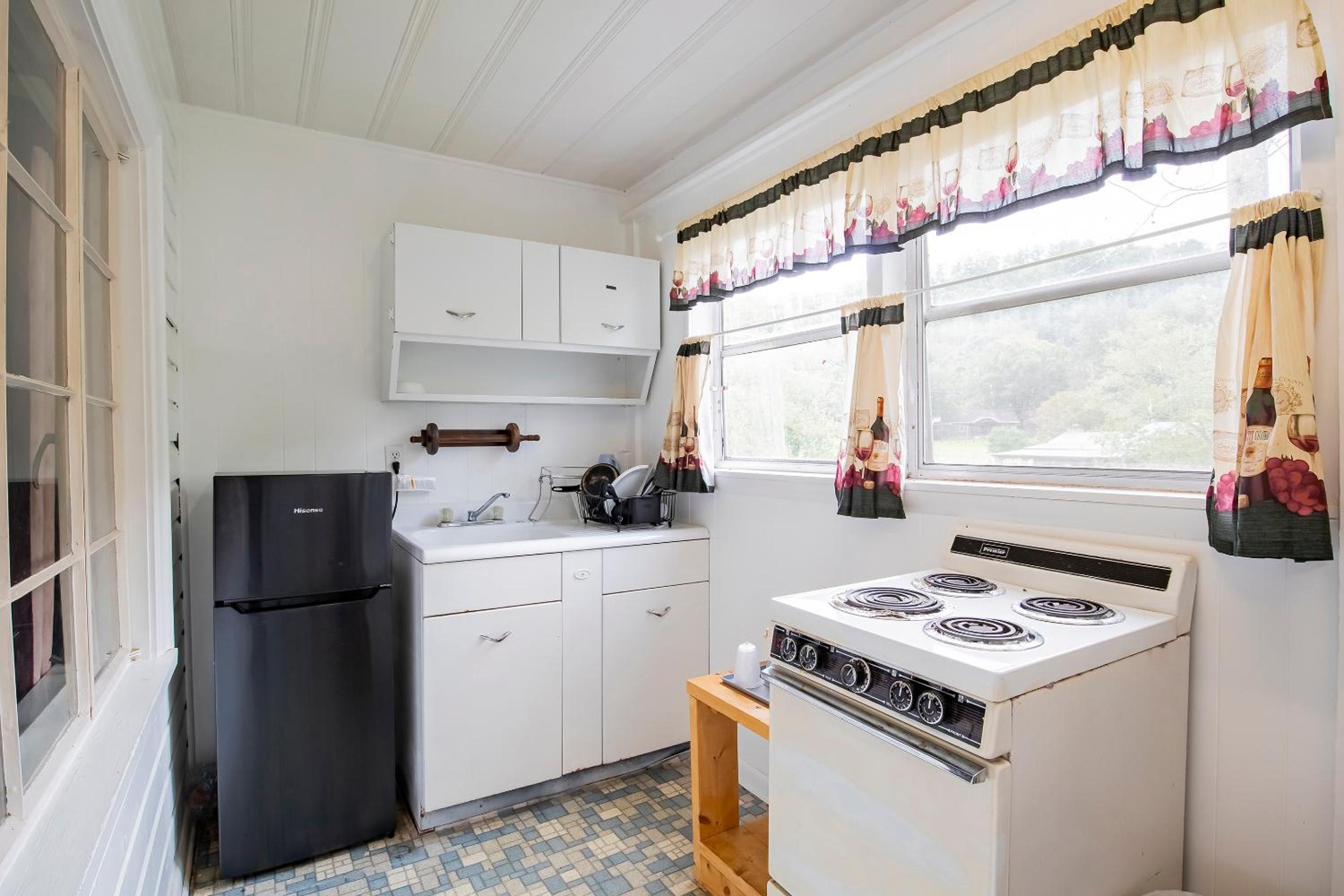 1 Queen and 1 Twin Room with Kitchenette - Photo 7