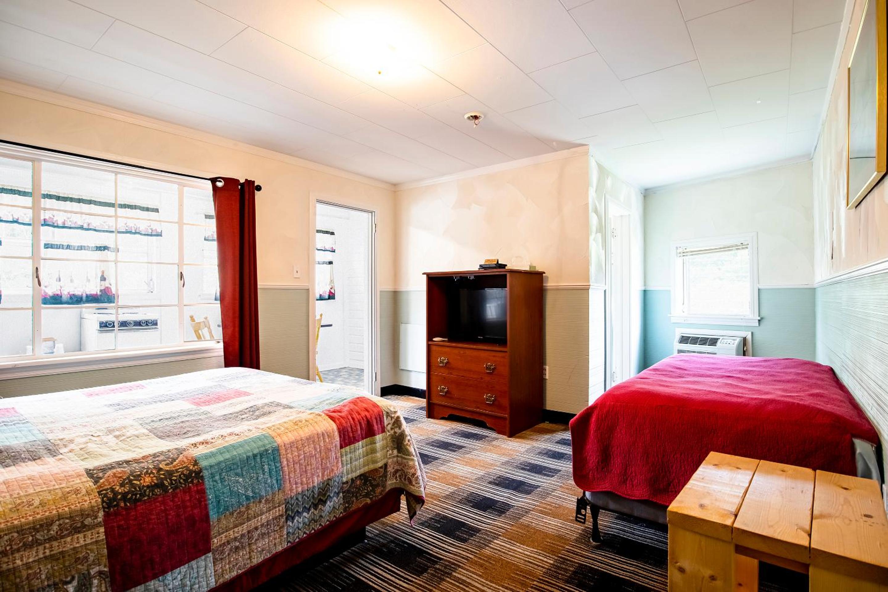 1 Queen and 1 Twin Room with Kitchenette - Photo 4