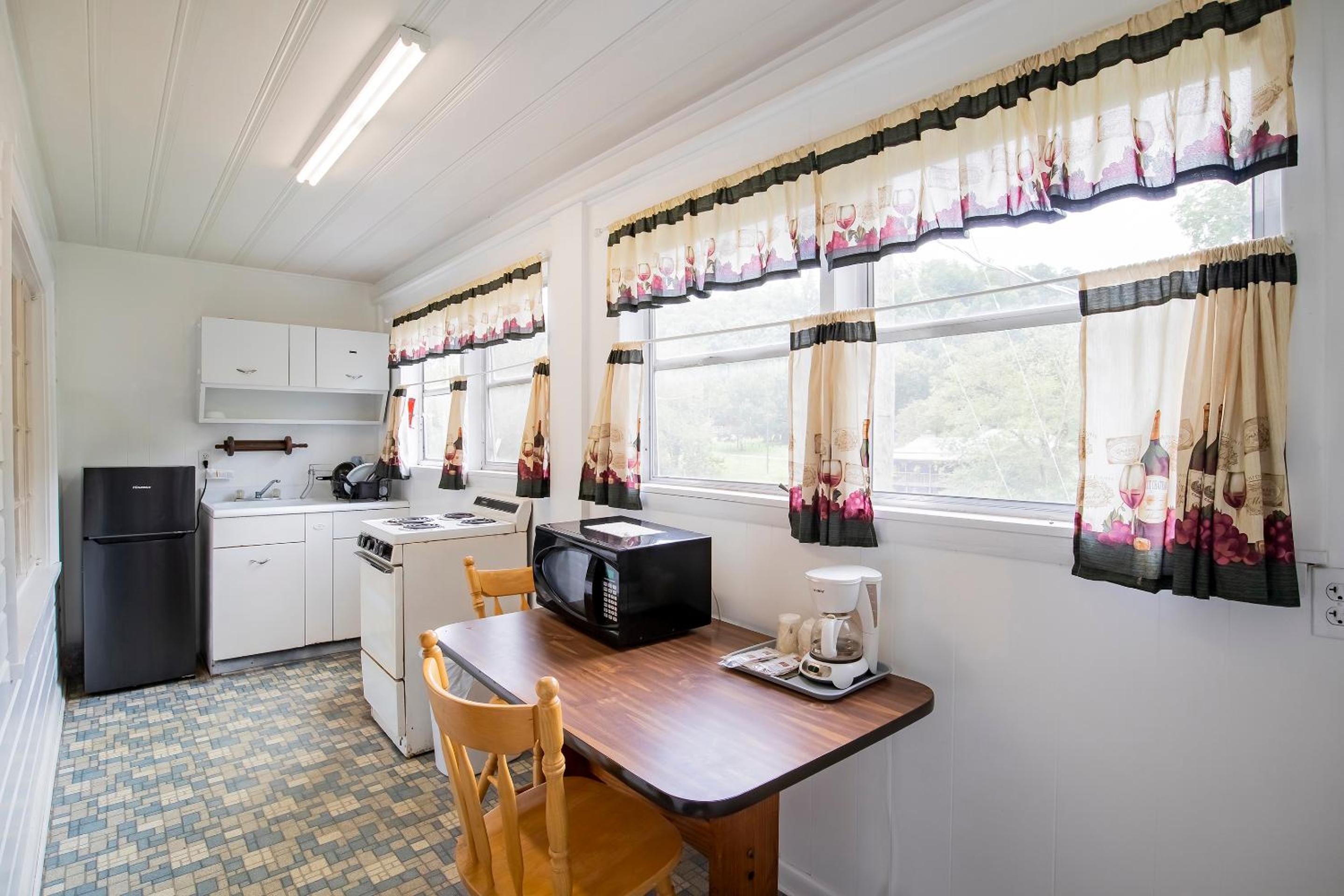 1 Queen and 1 Twin Room with Kitchenette - Photo 6