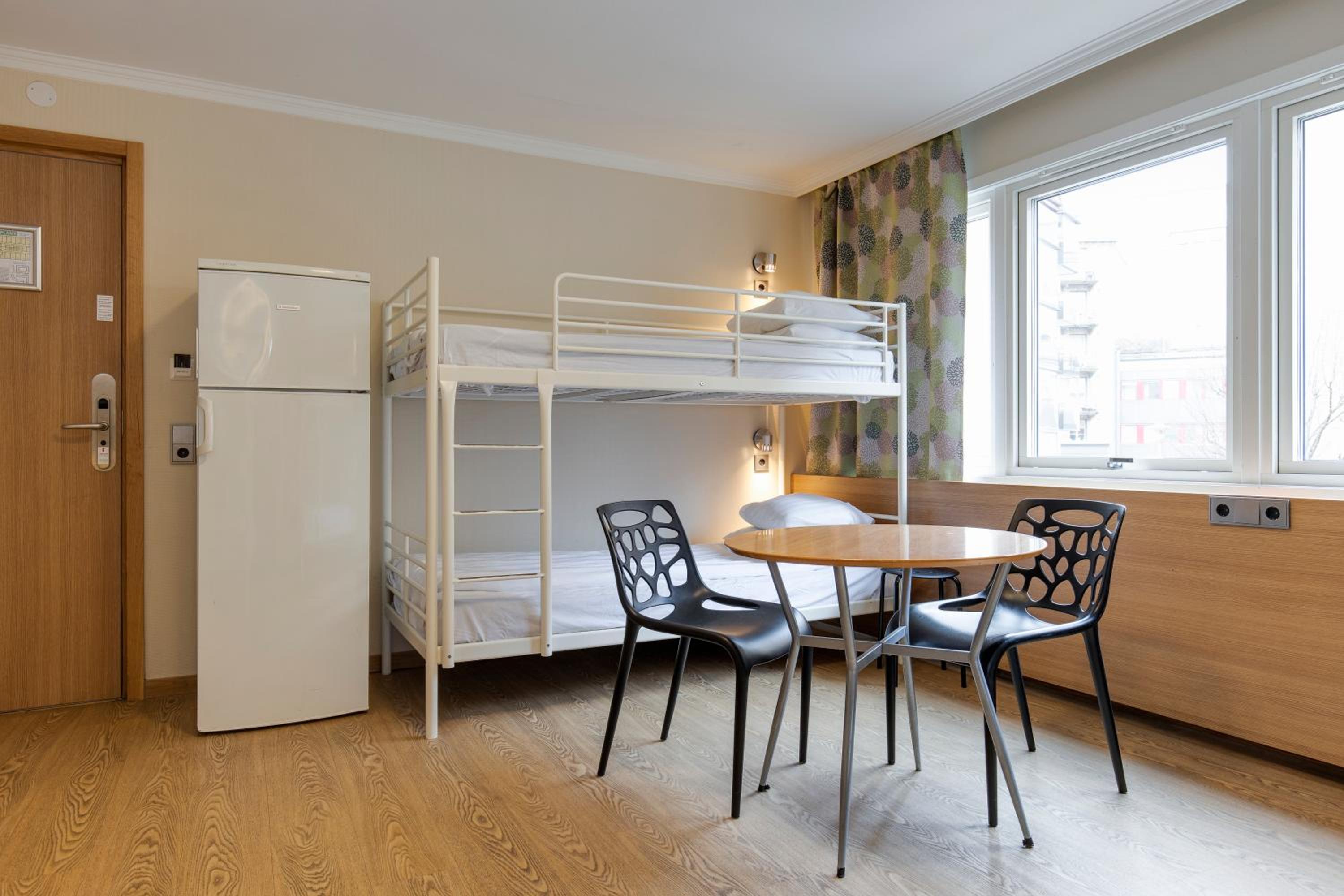 Family Room with Shared Bathroom (6 Adults)