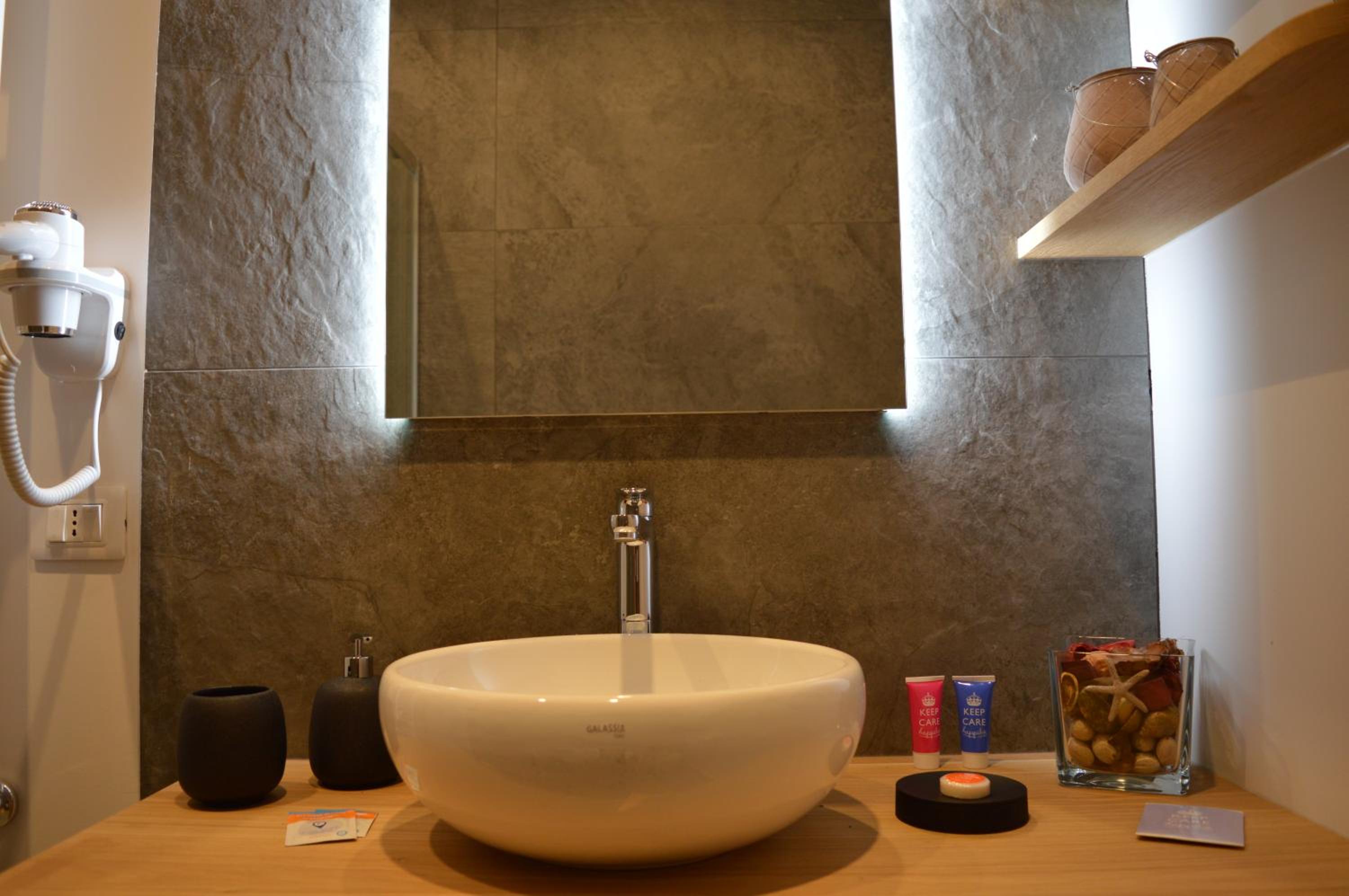 Double Room with Private Bathroom - Photo 10