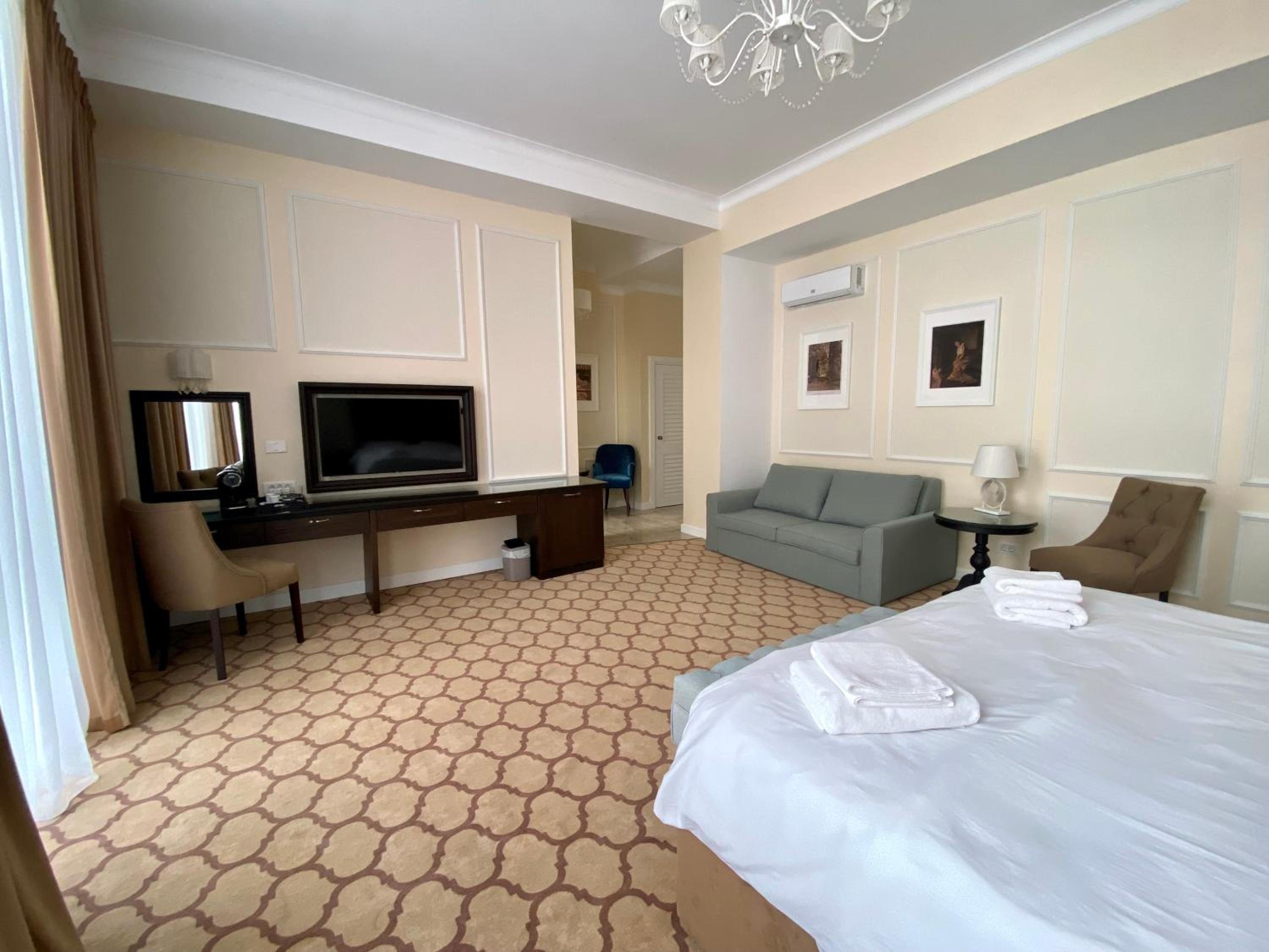 King Room with Balcony - Photo 8