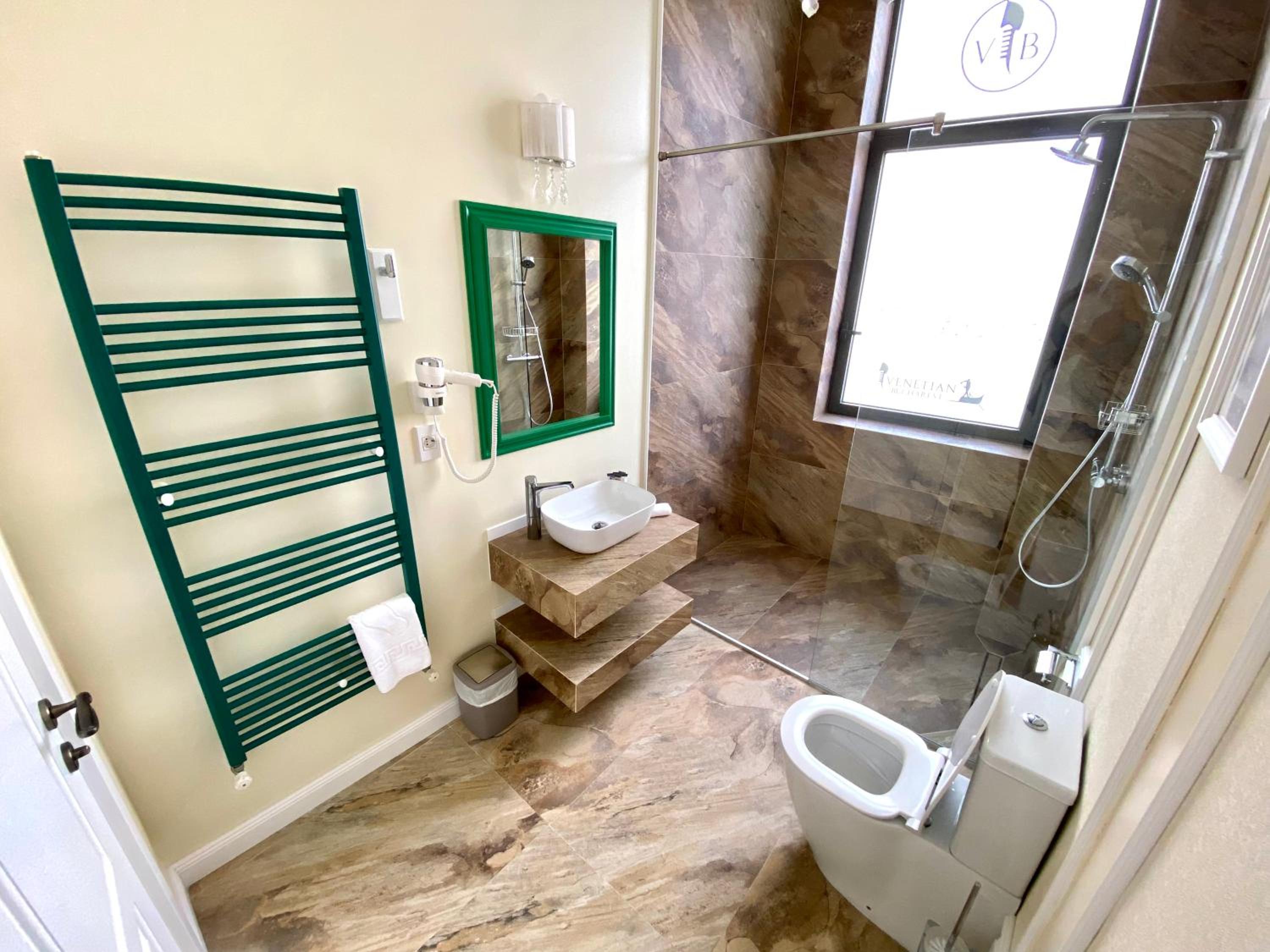 King Room with Balcony - Photo 6
