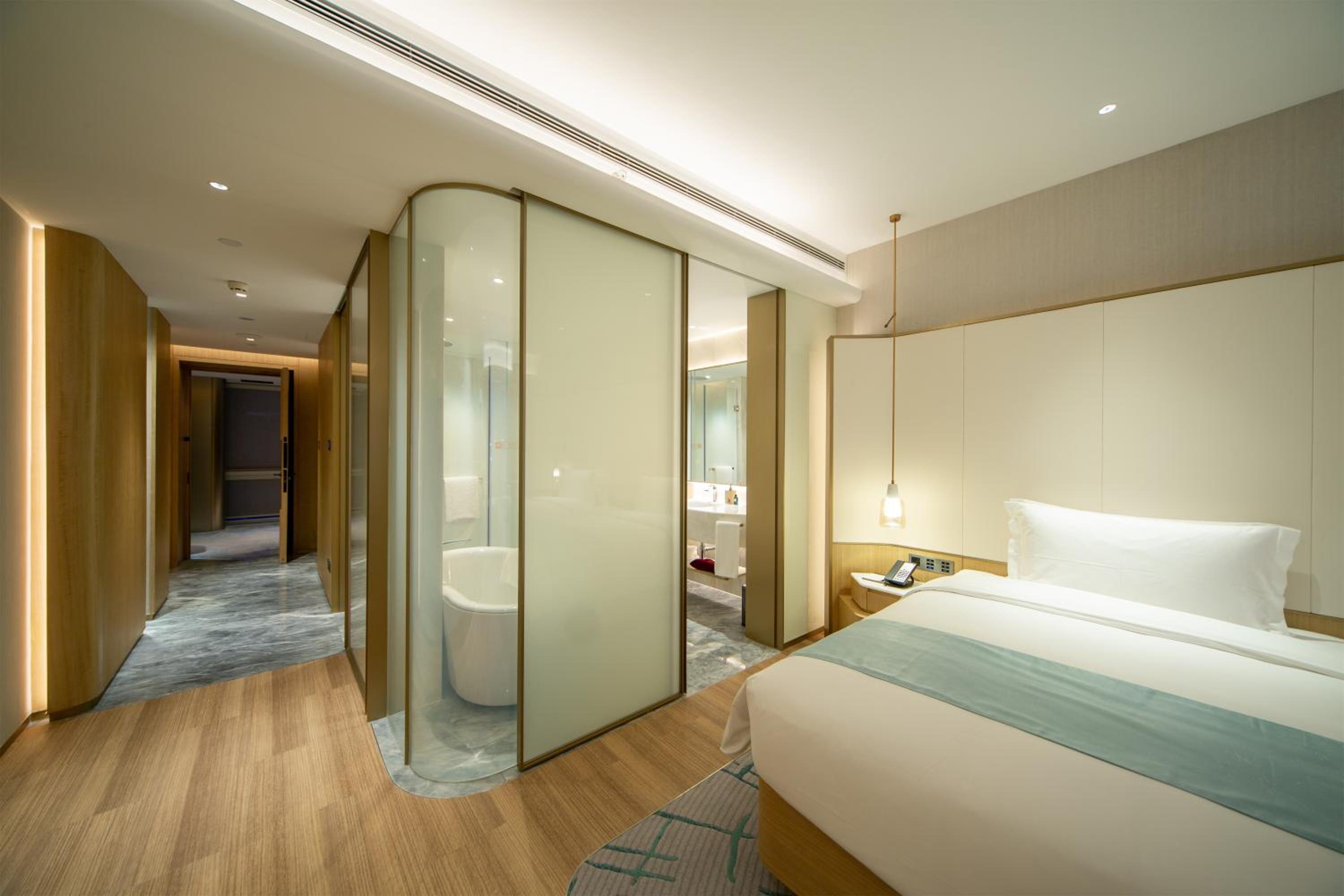 Superior King Room with Lake View photo 1