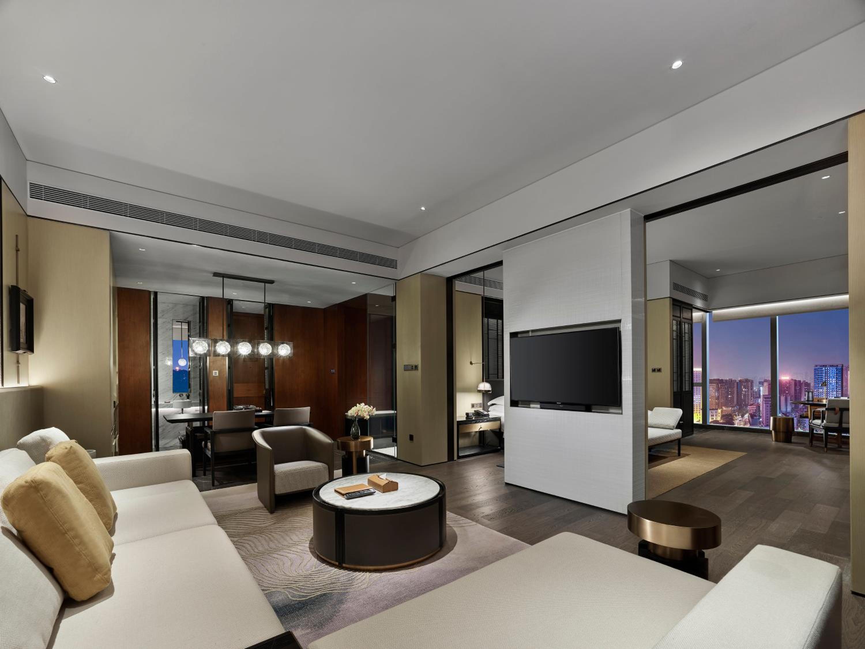 One-Bedroom Suite with Dining Area - Photo 2