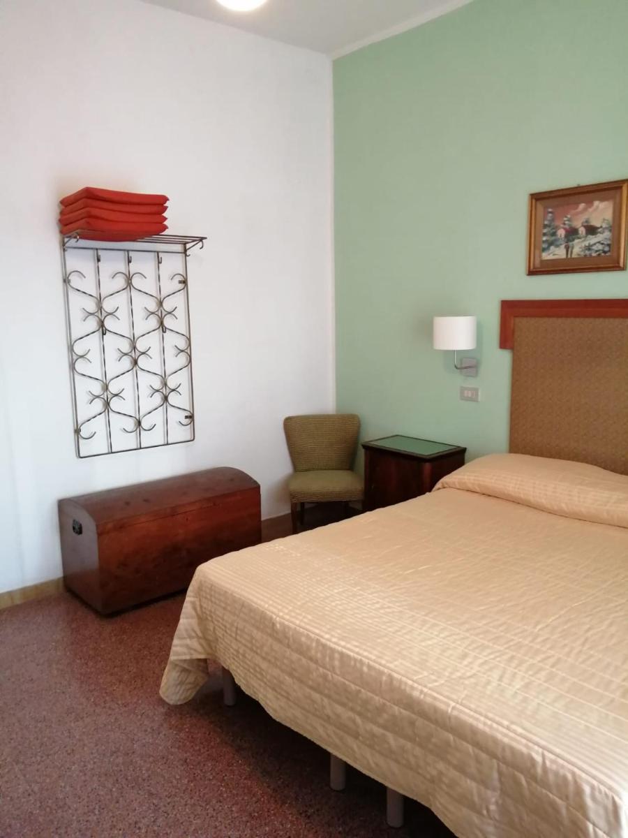 Standard Double Room photo 3