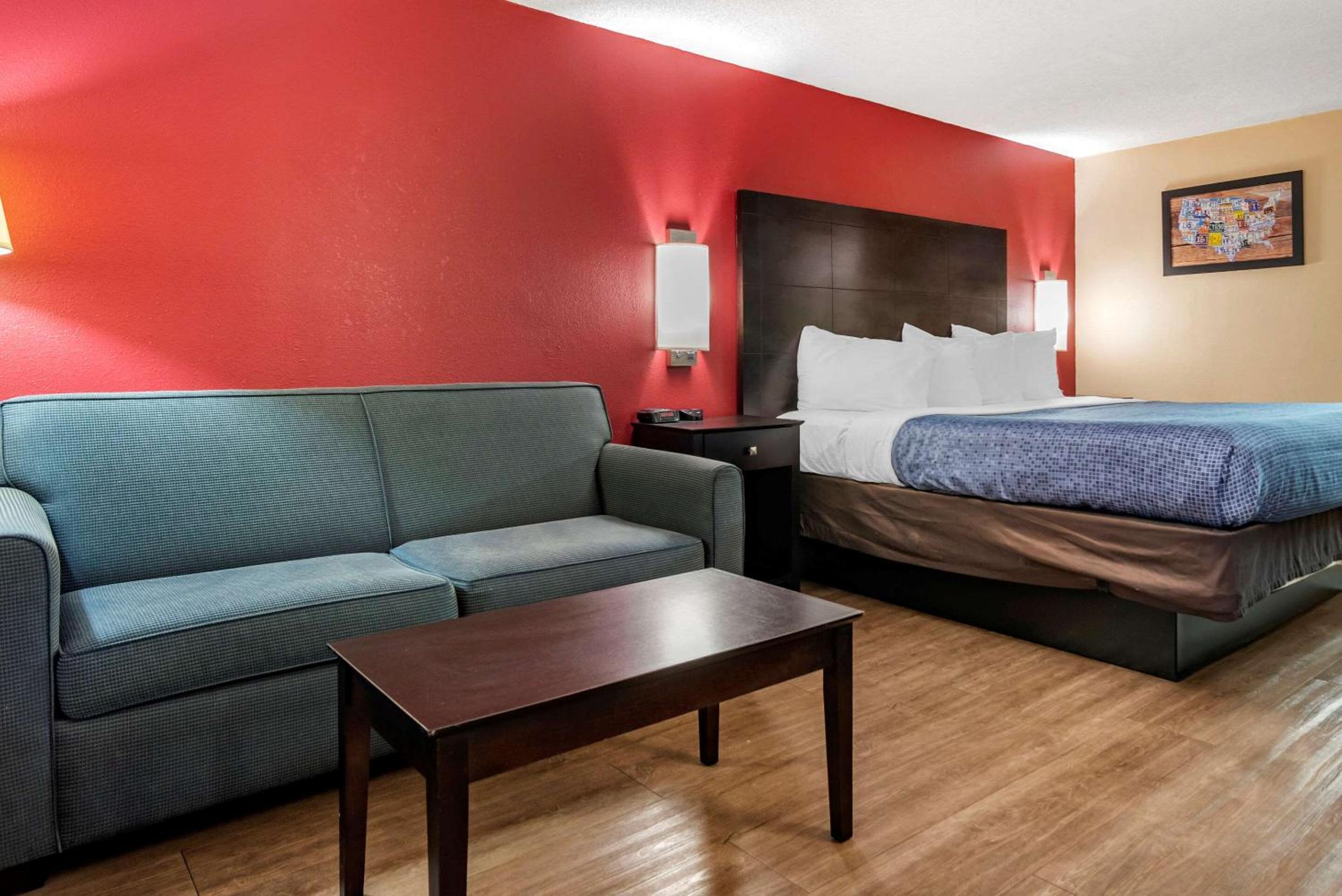 King Room - Non-Smoking - Photo 3