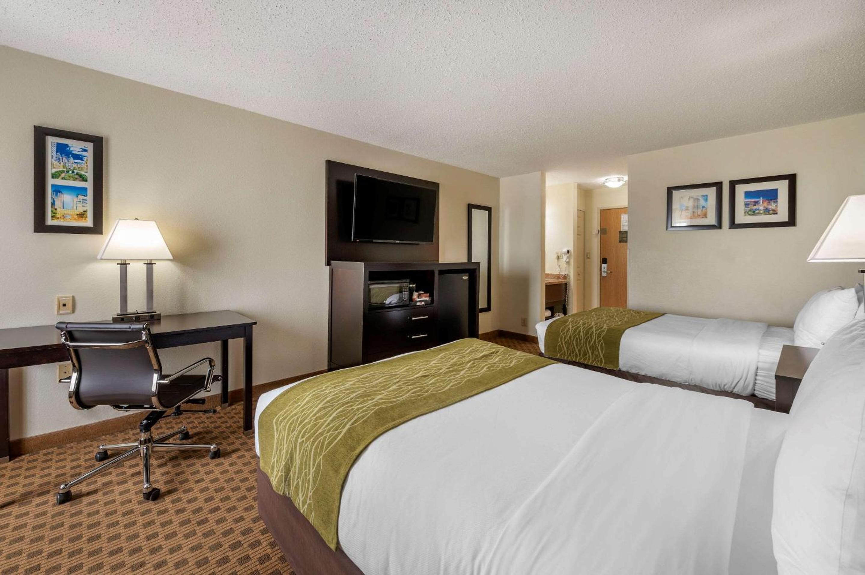 Double Room with Two Double Beds - Photo 2