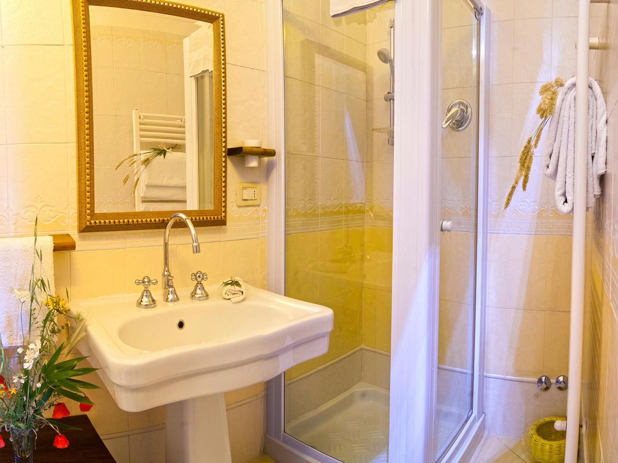 Double Room with Private Bathroom - Photo 2