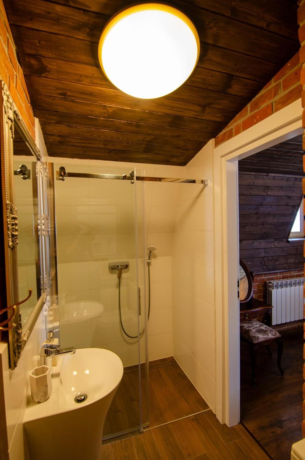 Deluxe King Room - Photo 7