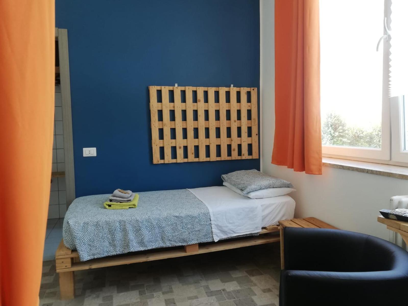 Twin Room with Private Bathroom photo 2