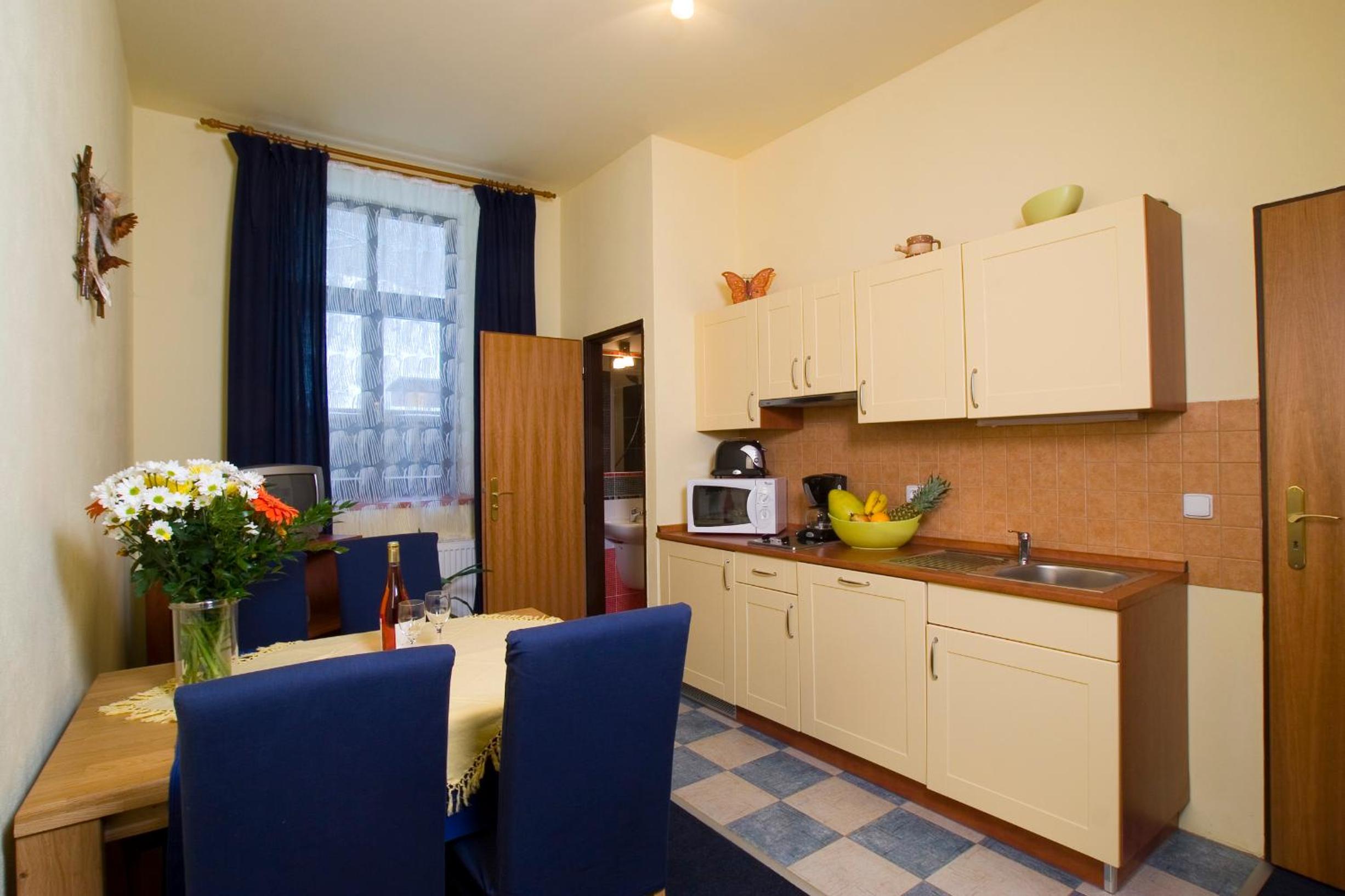 One-Bedroom Apartment - Photo 3
