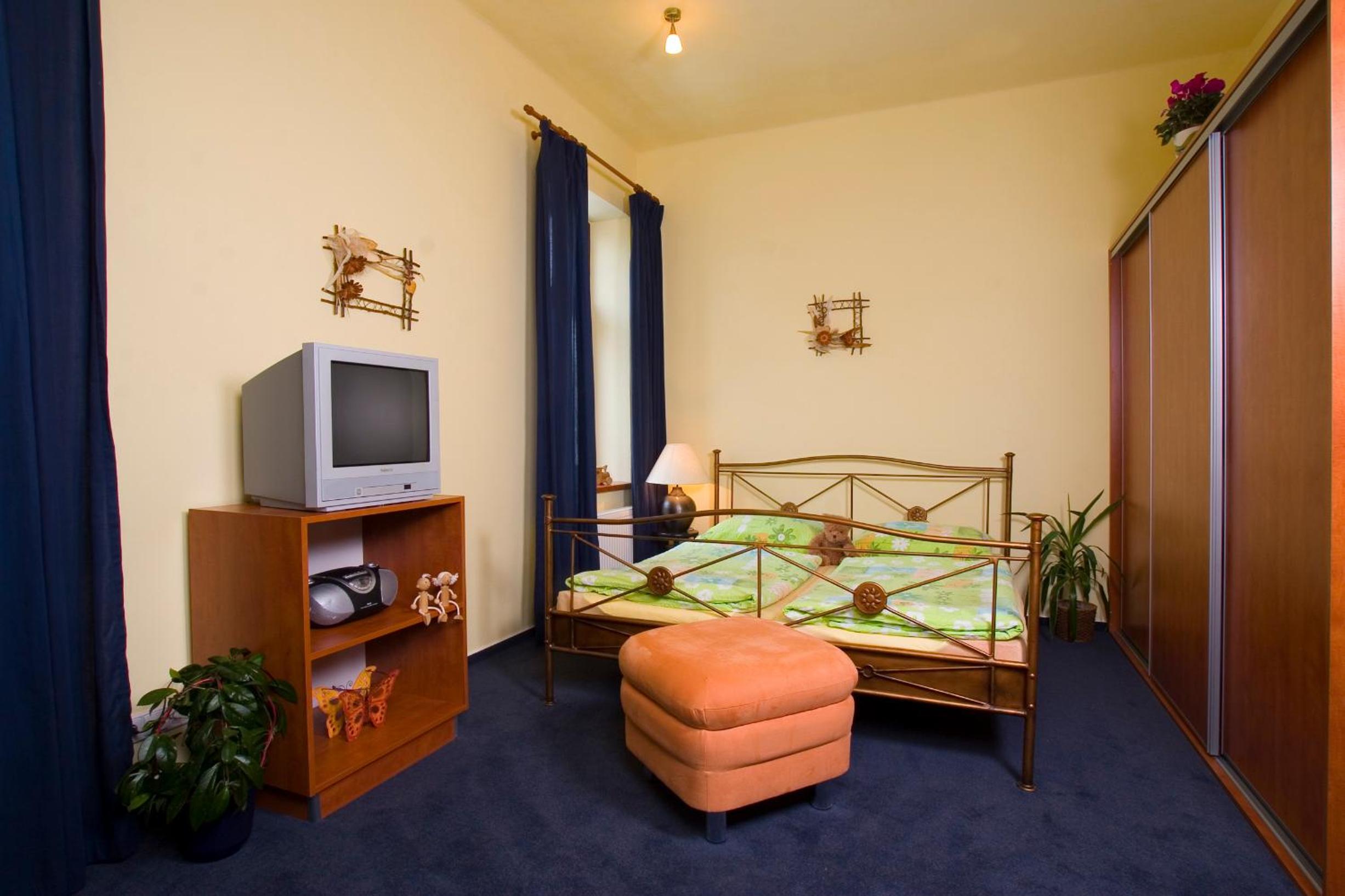 Studio Apartment - Photo 1