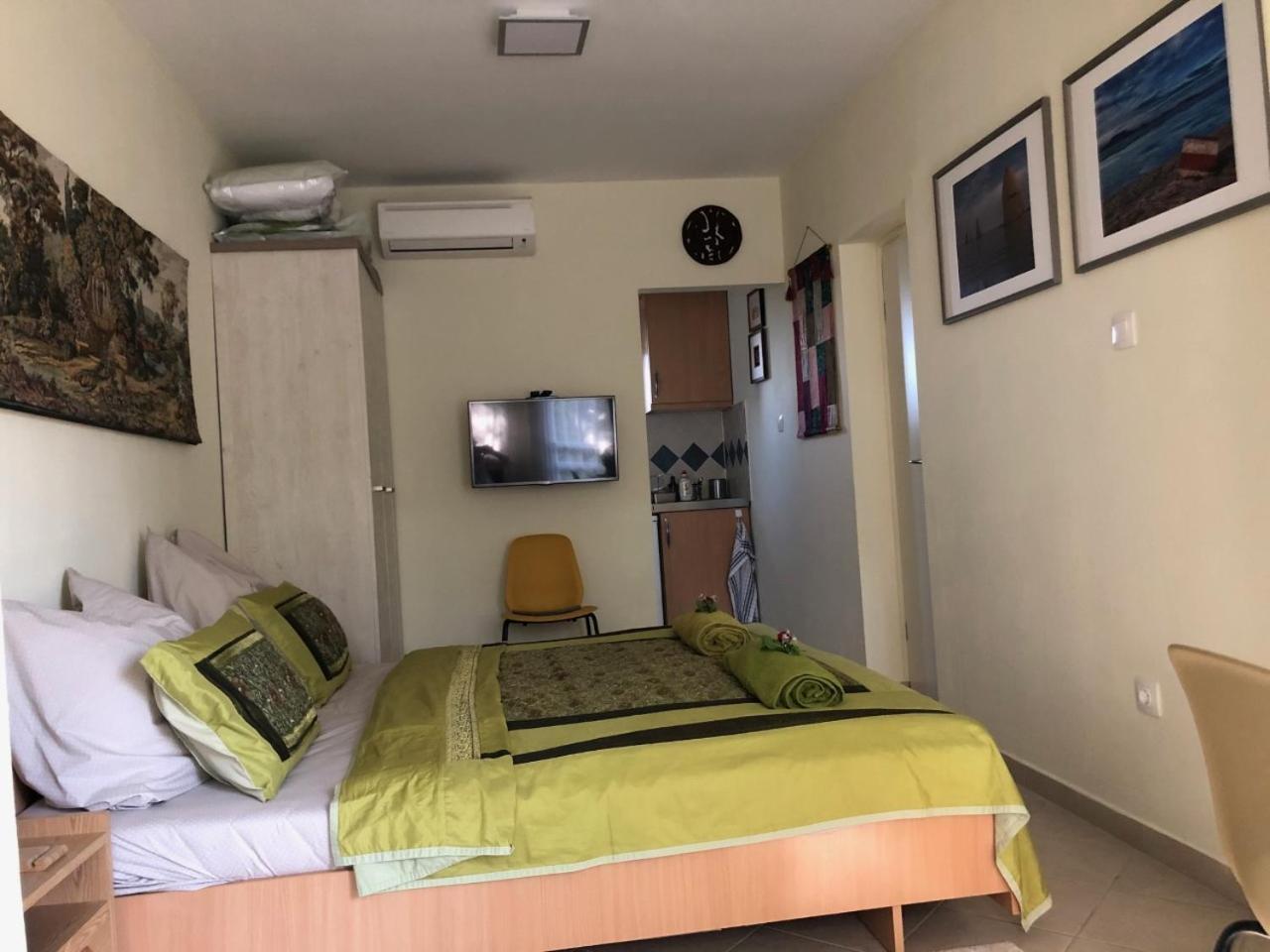 Studio Apartment photo 1