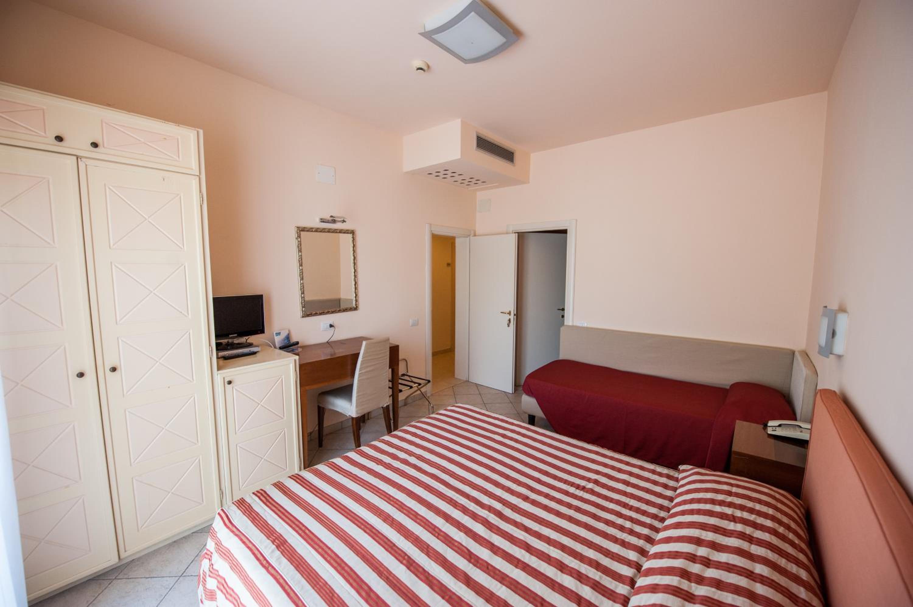 Superior Triple Room with Balcony photo 3