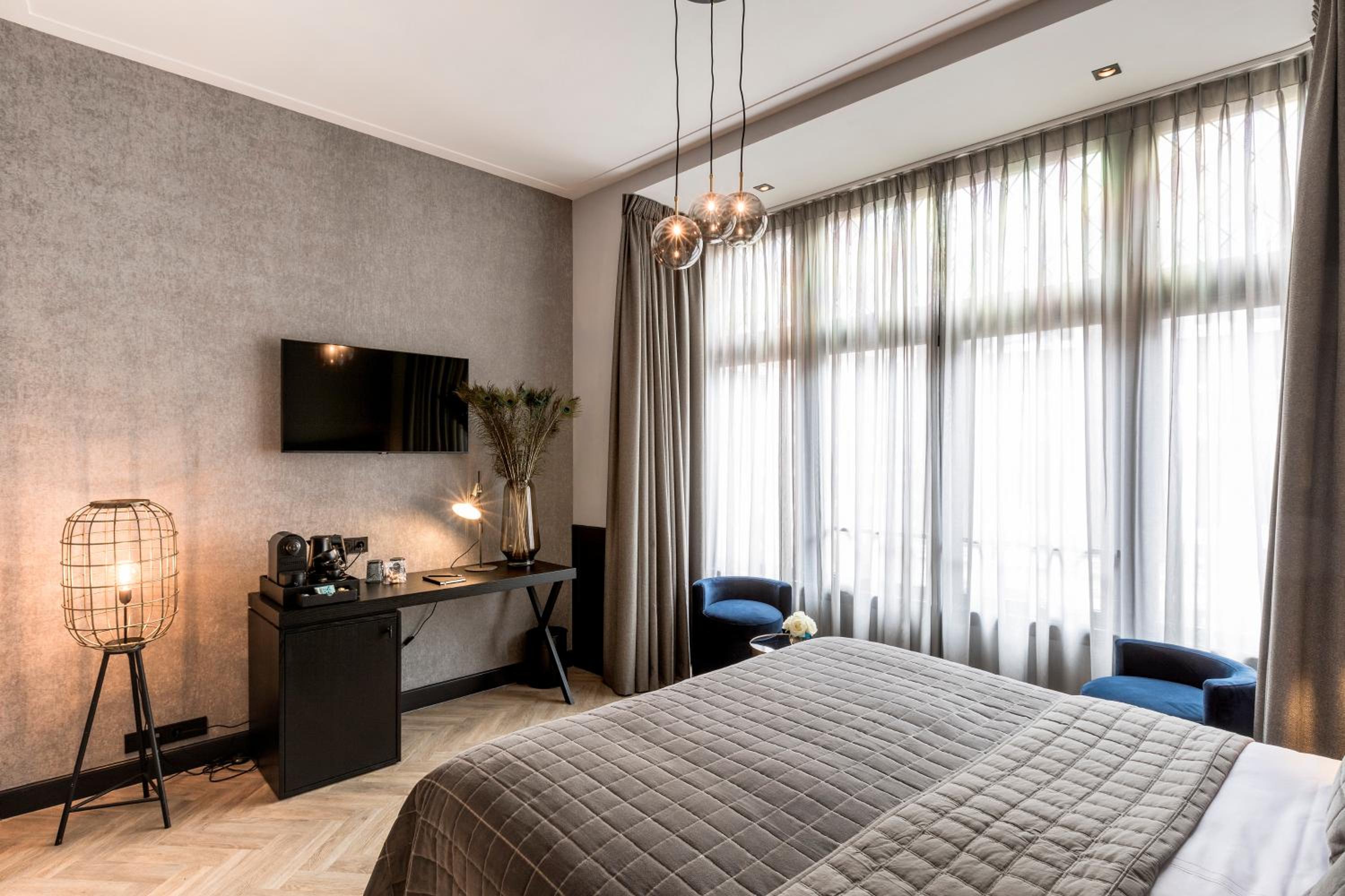 Deluxe King Room - Photo 7