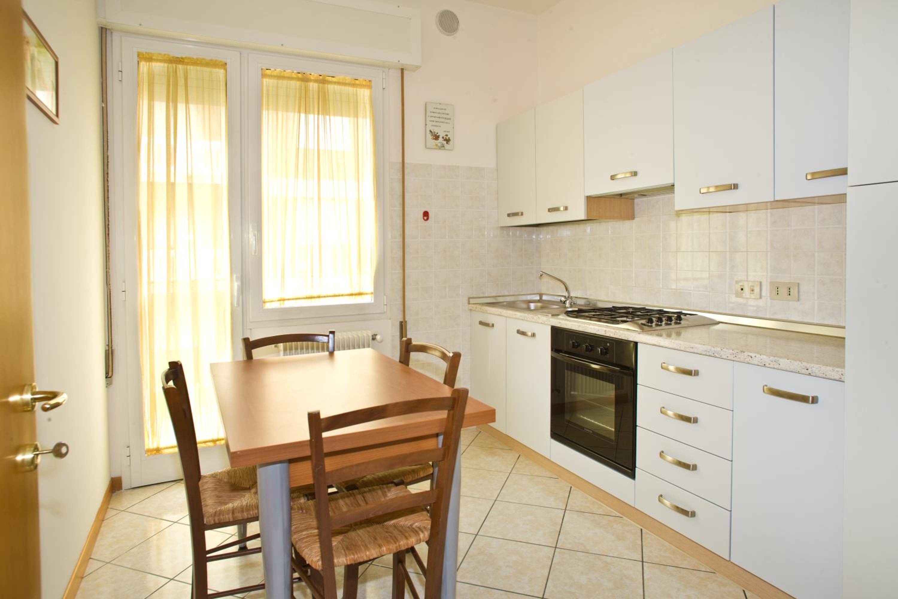 One-Bedroom Apartment - White photo 2