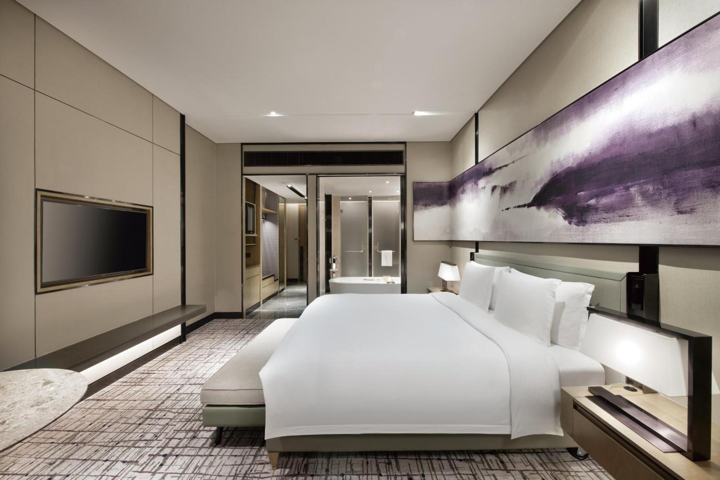 Standard King Room with Lounge Access