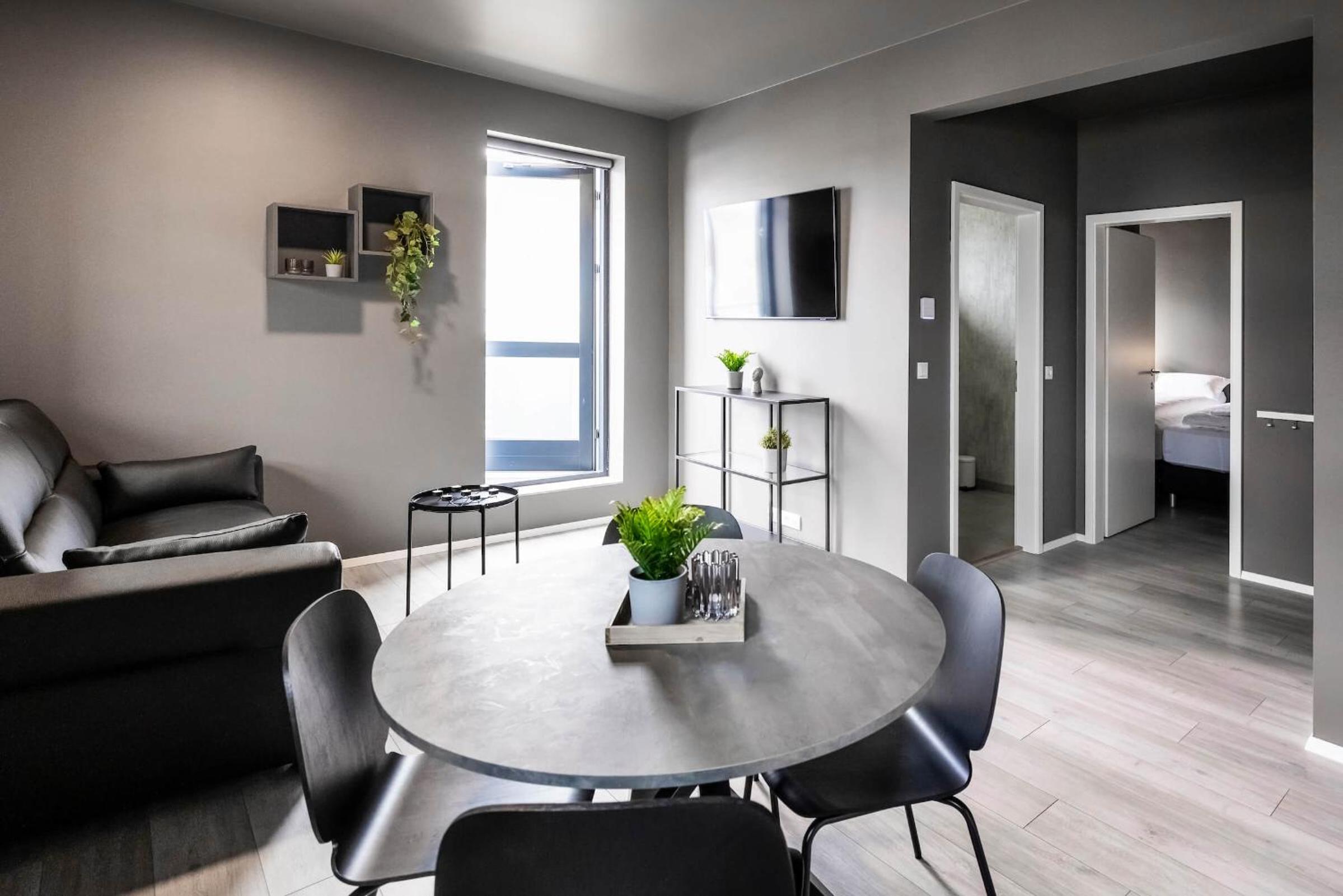 Apartment with Balcony - Photo 3