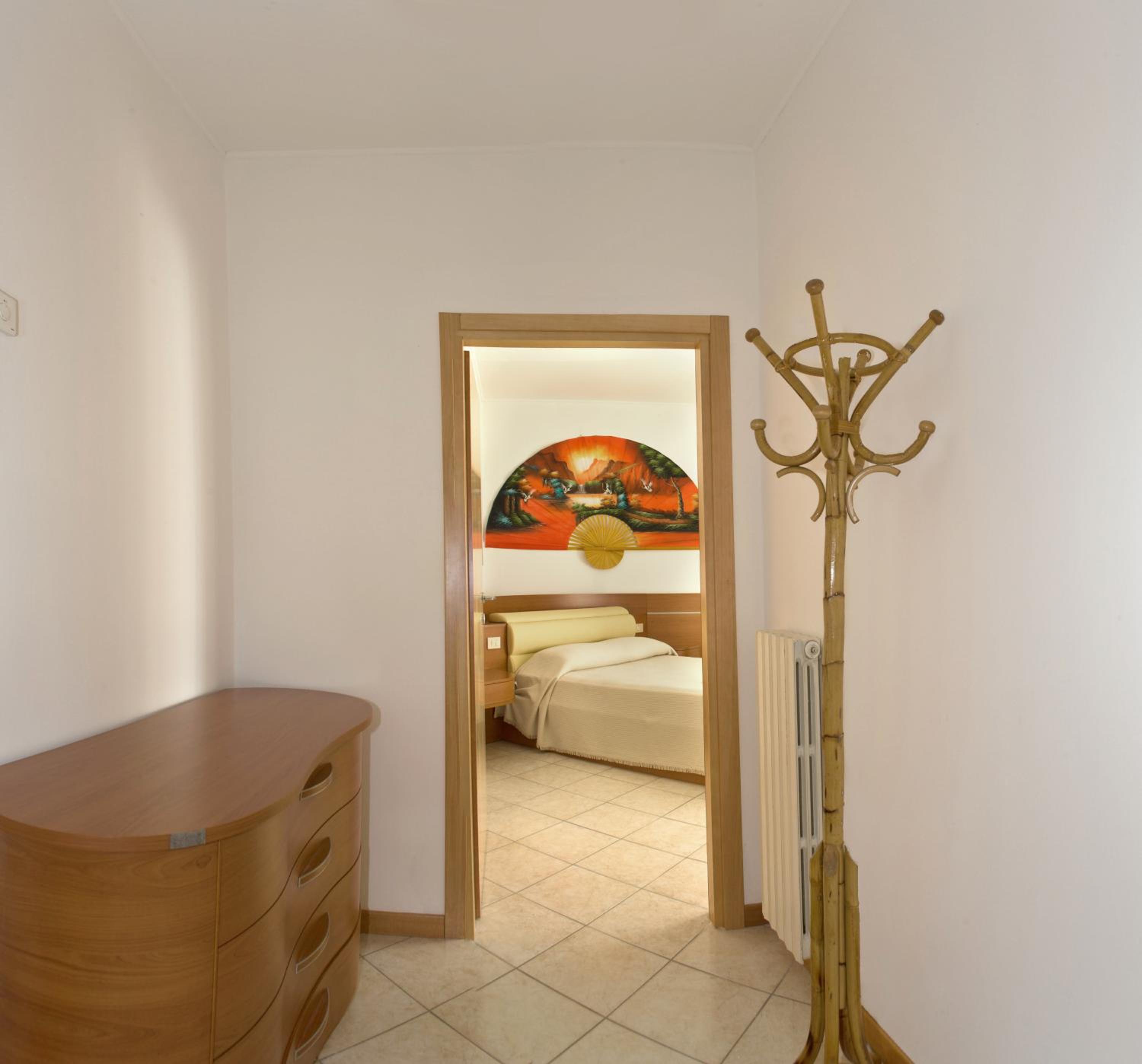 One-Bedroom Apartment - Yellow - Photo 8