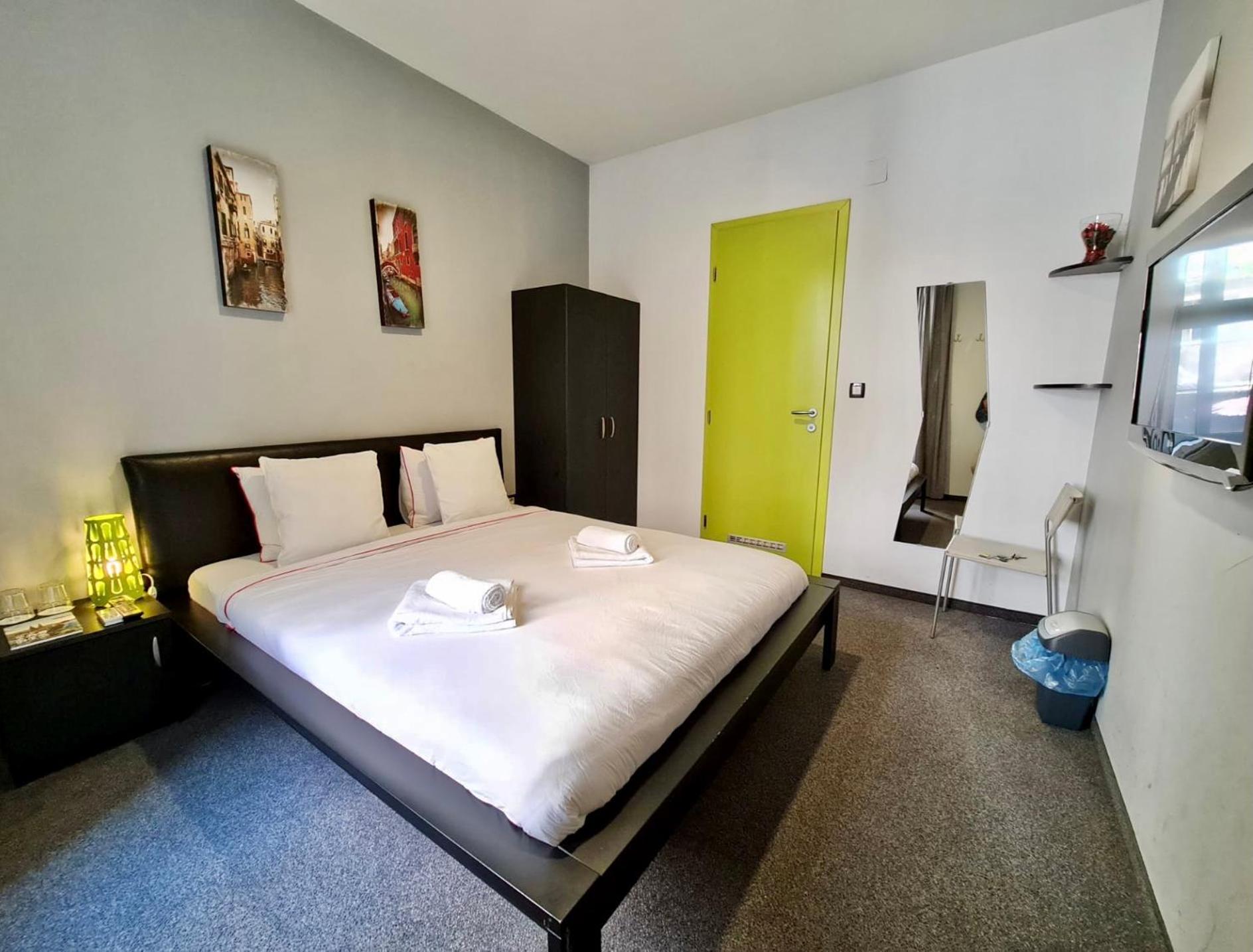 Deluxe King Room - Photo 9