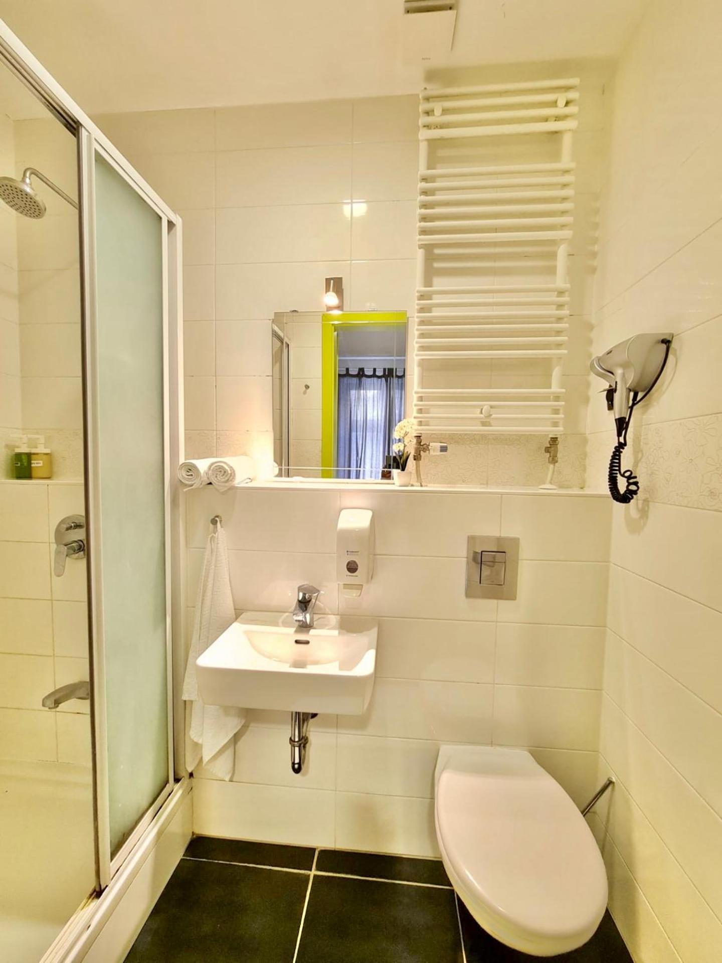 Deluxe King Room - Photo 5