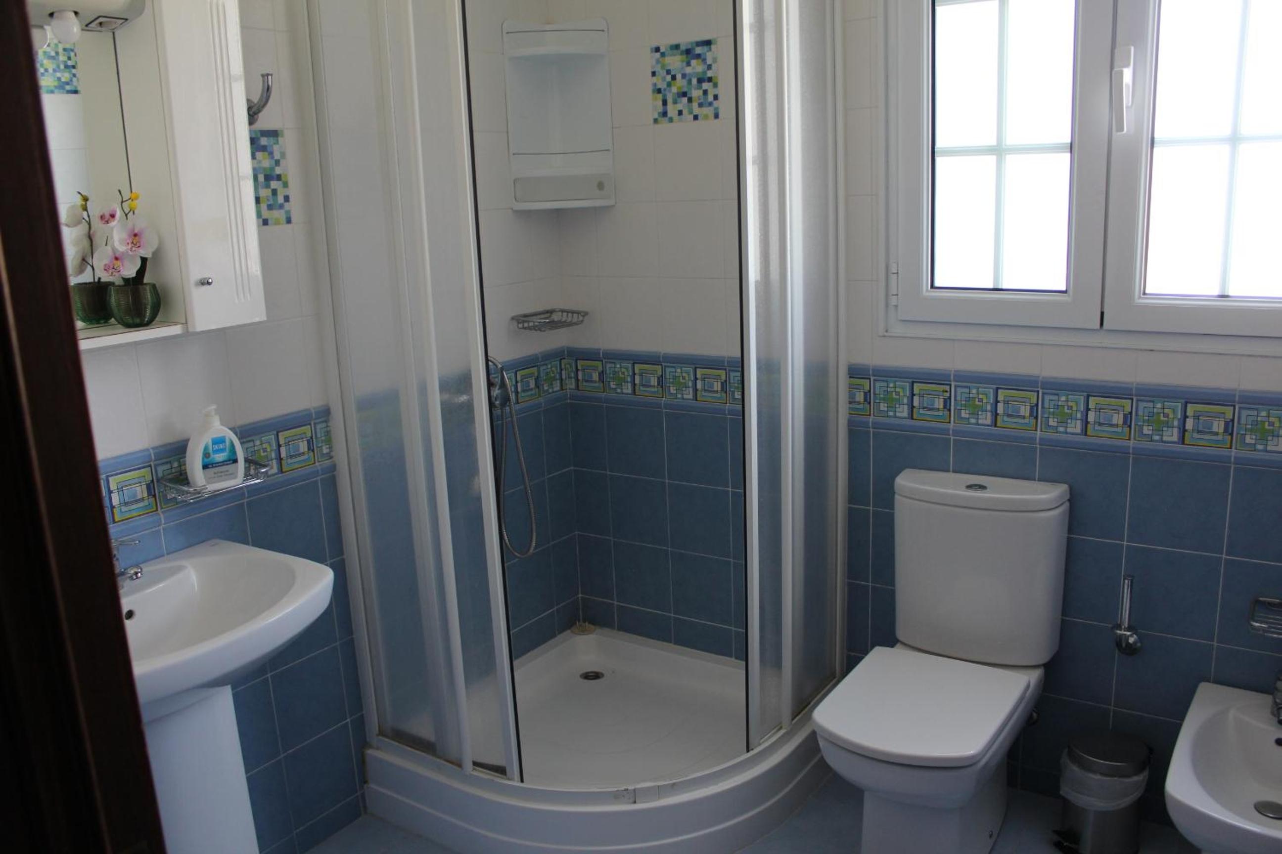 Double Room with Private Bathroom - Photo 4