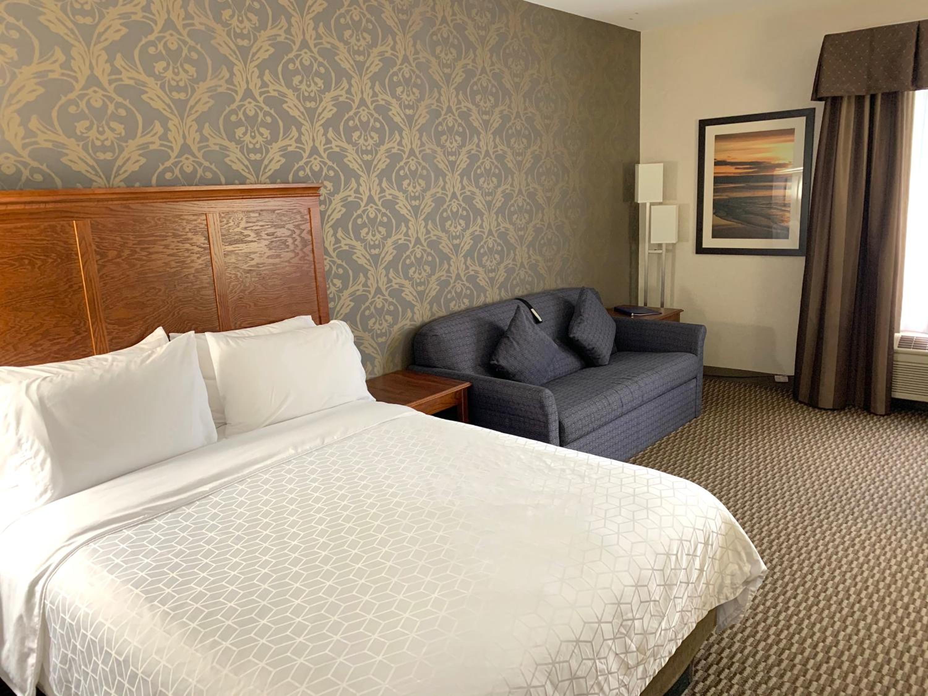 Queen Room with Two Queen Beds and Sofa Bed at Holiday Inn Express Holland by IHG in Holland