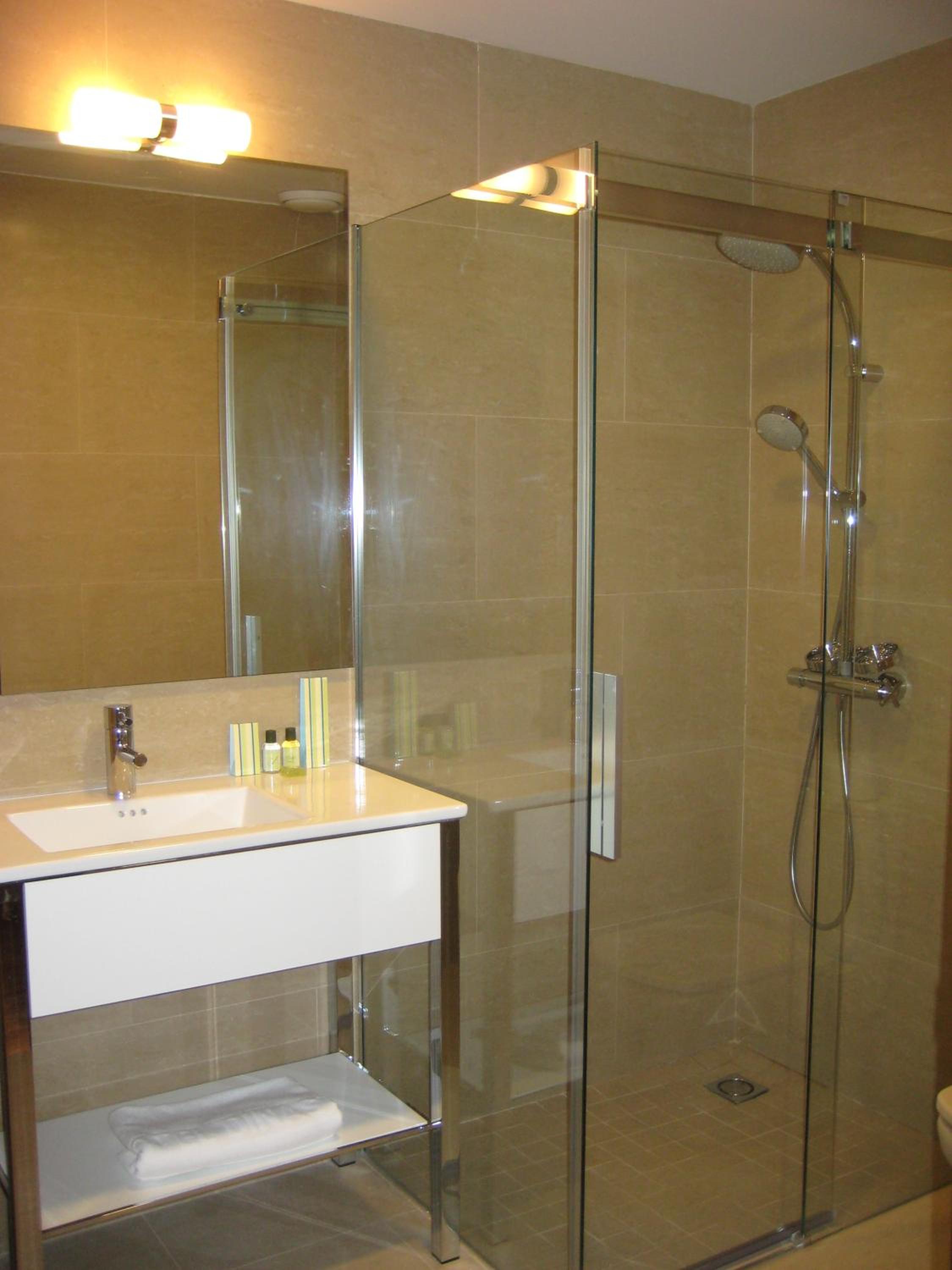 Double or Twin Room - Photo 8