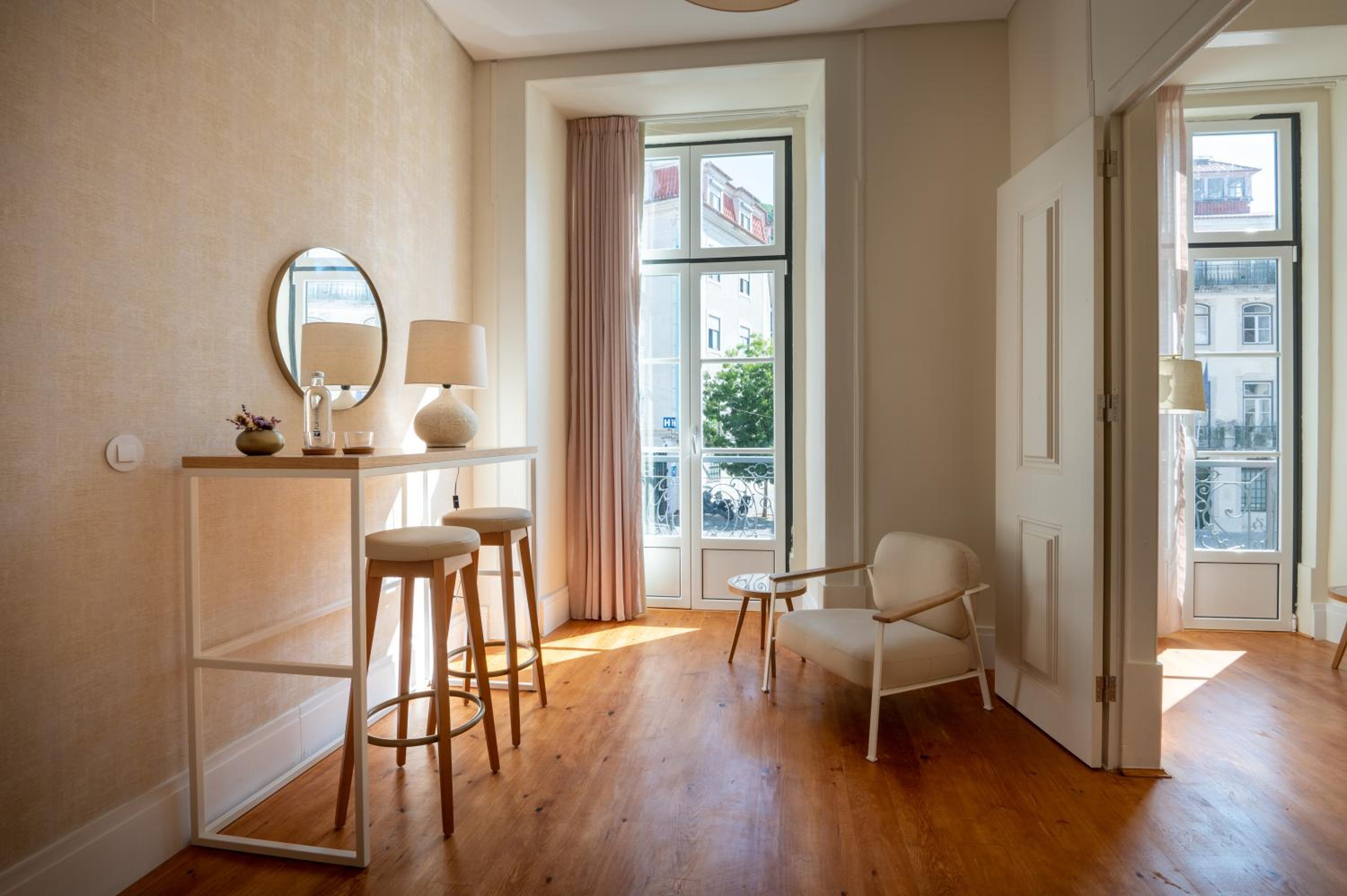 Suite with Street View photo 3