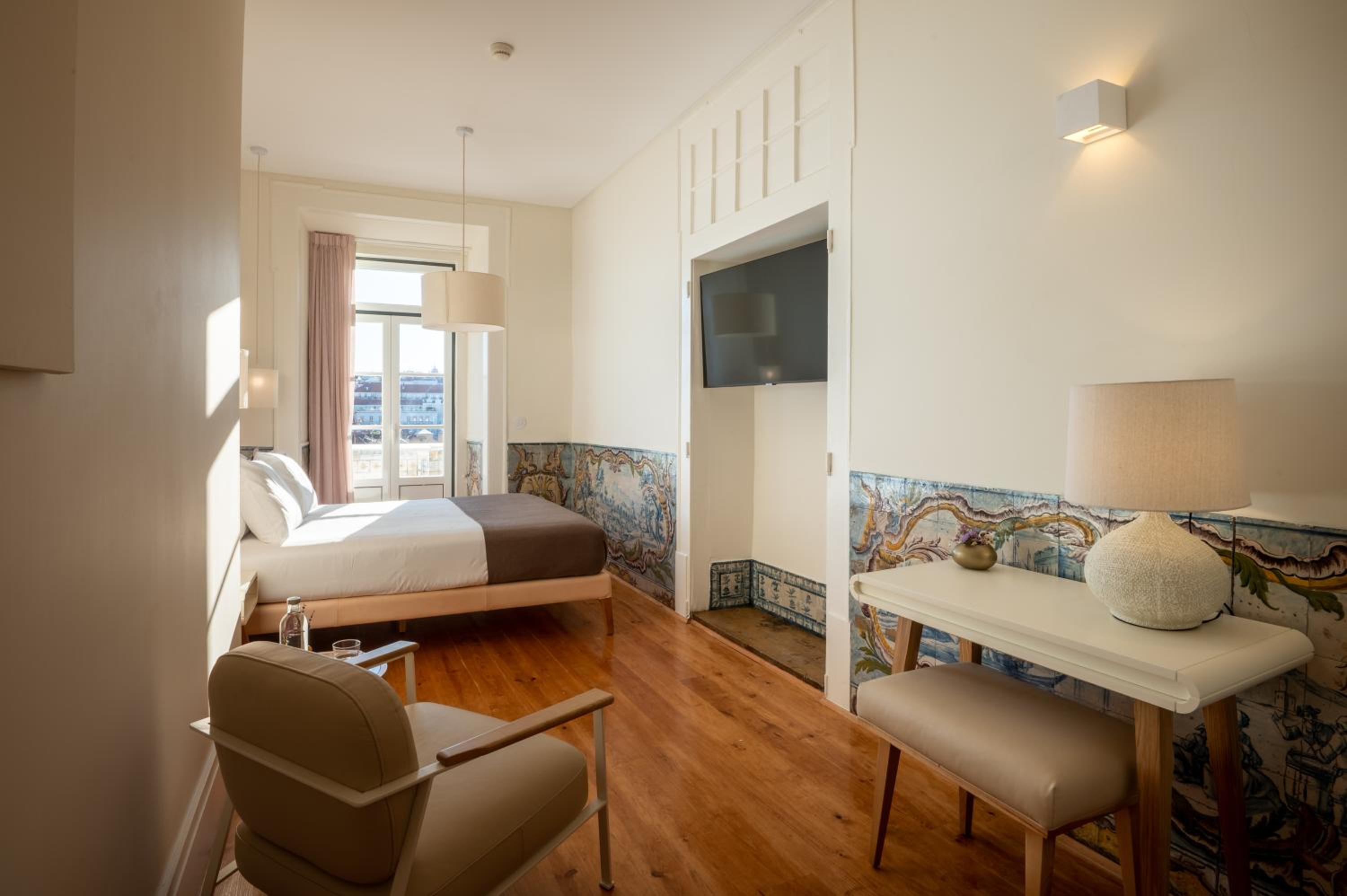 Deluxe Double Room with Balcony photo 1