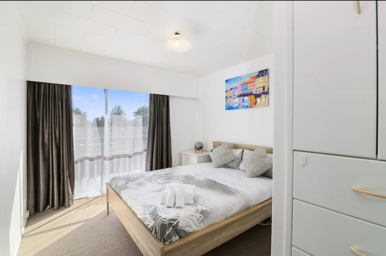 Five-Bedroom House - Photo 4