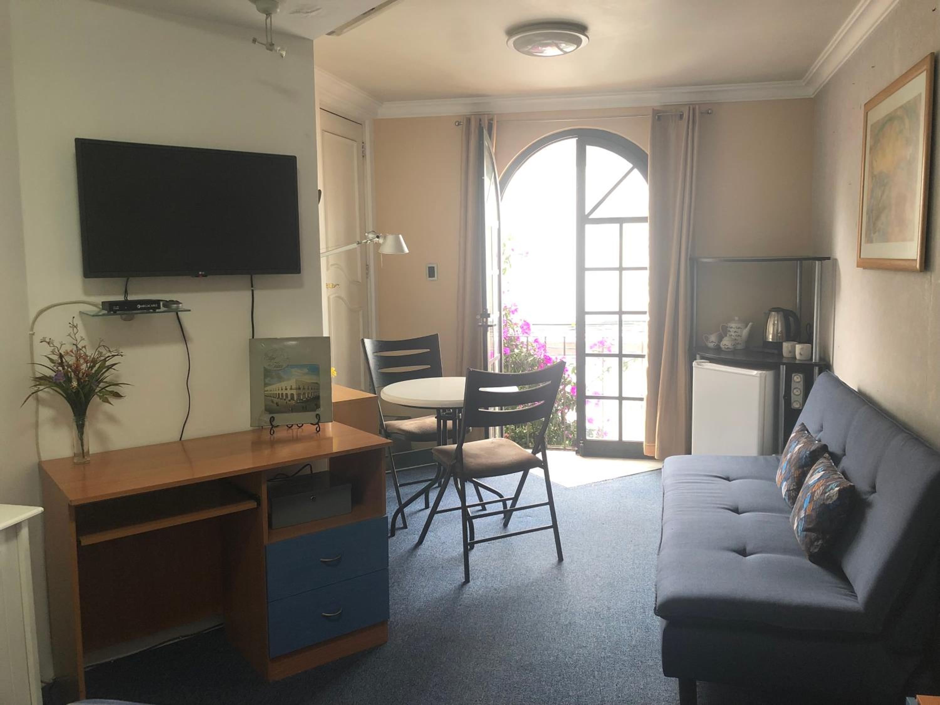 One-Bedroom Apartment photo 1
