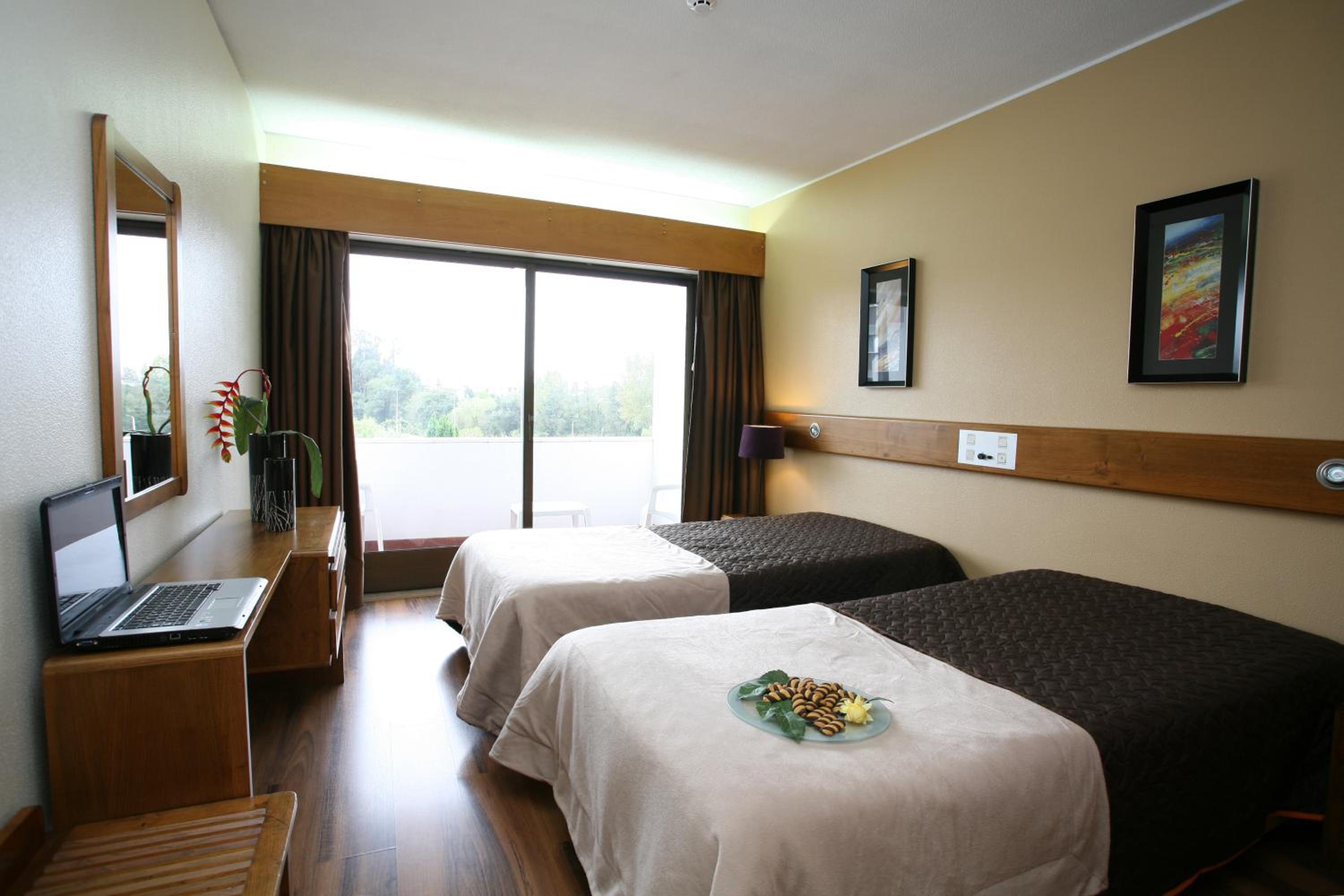 Double or Twin Room with Extra Bed - Photo 1