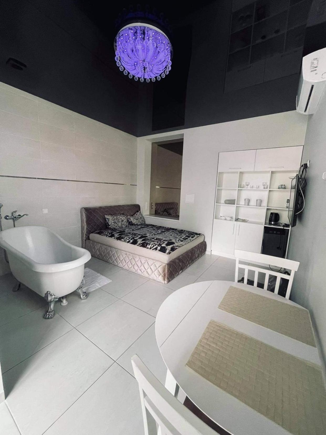 One-Bedroom Apartment - Photo 1